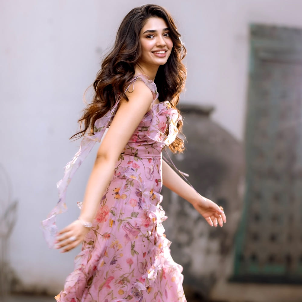 ఉప్పెన సినిమా తర్వాత కృతిశెట్టి నటించిన బంగార్రాజు సినిమా మంచి హిట్ గా నిలిచింది. ఆతర్వాత నానితో కలిసి శ్యామ్ సింగరాయ్ సినిమాలో నటించింది. ఈ మూవీ కూడా మంచి విజయాన్ని అందుకుంది. దాంతో ఈ చిన్నది టాలీవుడ్ లక్కీ బ్యూటీగా మారిపోయింది. 