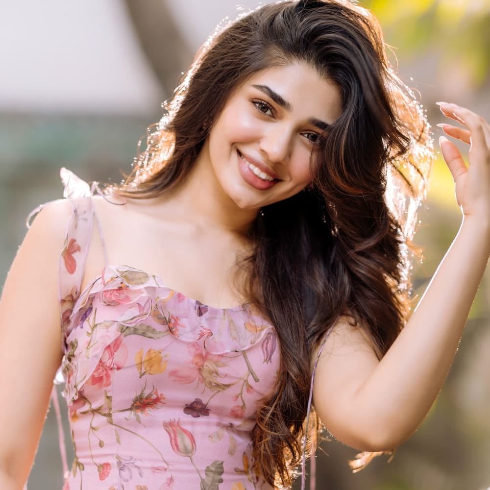 కానీ ఆతర్వాత సీన్ రివర్స్ అయ్యింది.. ఈ బ్యూటీ చేసిన సినిమాలన్నీ వరుసగా ఫ్లాప్ అయ్యాయి. వరుసగా యంగ్ హీరోల సరసన సినిమాలు చేసింది. కానీ ఆ సినిమాలన్నీ బాక్సాఫీస్ దగ్గర బోల్తా కొట్టాయి. దాంతో కృతిశెట్టి సినిమాల స్పీడ్ తగ్గించేసింది. తెలుగులో పెద్దగా ఆఫర్స్ అందుకోలేకపోయింది. 