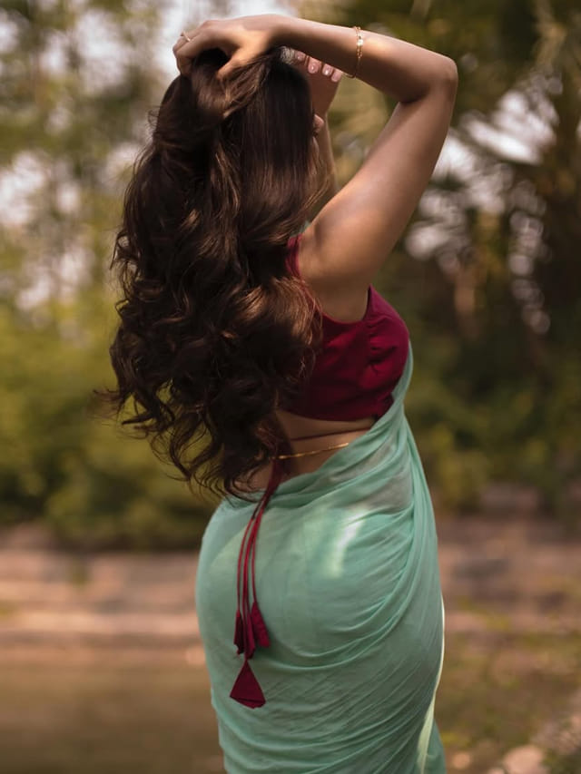 సోషల్ మీడియాలో గత్తరలేపుతున్న యంగ్ హీరోయిన్.. చీరలో స్టన్నింగ్