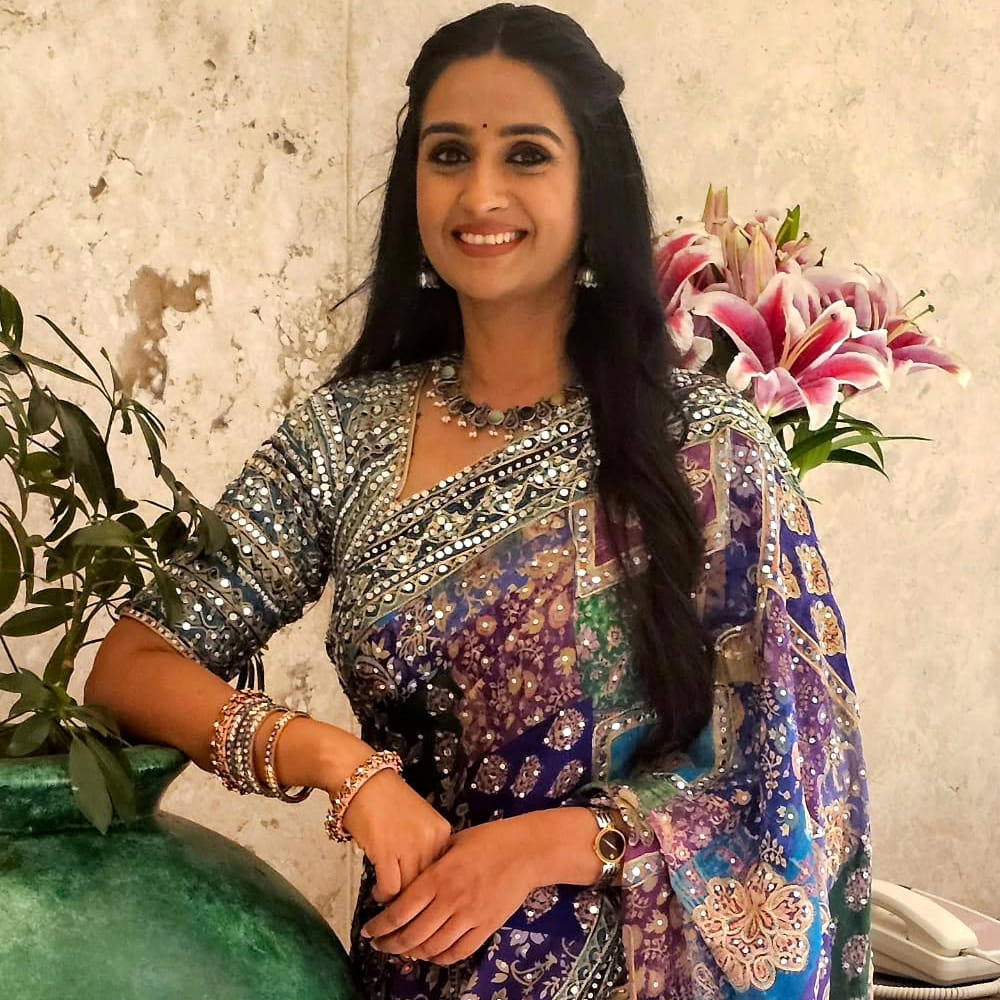 ఆడియన్స్ తన నుంచి ఏం ఆశిస్తున్నారో తనకు తెలియదని, అందుకే ఏ నిర్ణయం తీసుకోవాలన్నా భయంగా ఉందని లయ వివరించారు. చివరగా, త్రివిక్రమ్ శ్రీనివాస్ సినీ ప్రయాణం గురించి ప్రస్తావిస్తూ, స్వయంవరం సినిమా డైలాగ్స్ అప్పుడే ఆయన మీద అంచనాలను పెంచాయని లయ గుర్తుచేసుకున్నారు. నువ్వే కావాలి, నువ్వు లేక నేను లేను వంటి చిత్రాలకు కూడా ఆయన డైలాగ్ రైటర్ గా పనిచేశారని, డైరెక్షన్ చేశాక ఆయన ఎవరికీ డైలాగ్స్ రాయలేదని, అది ఆయన విజయానికి నిదర్శనమని లయ పేర్కొన్నారు.