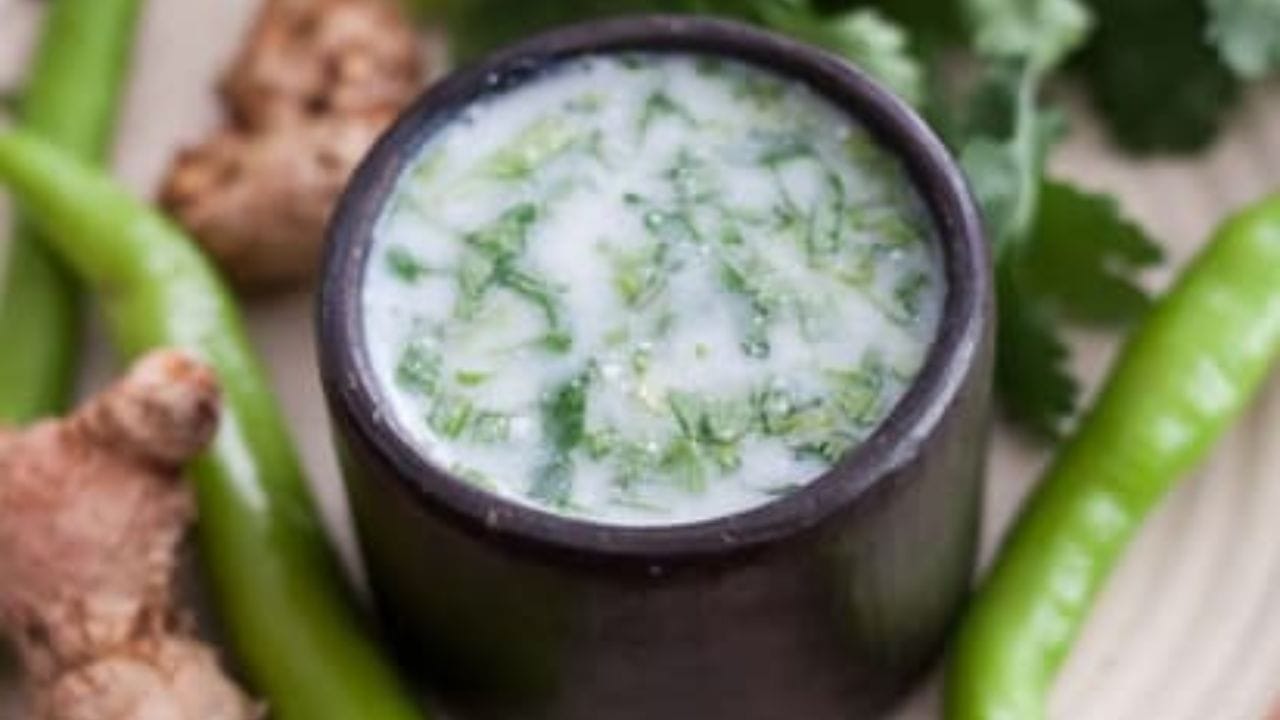 మజ్జిగ:  మజ్జిగను కూడా పెరుగుతోనే తయారు చేస్తున్నారు. పెరుగుకు ఎక్కువ నీటిని కలిపి పలచగా చేసే మజ్జిగ వేసవిలో బాడీని కూల్ చేయడానికి అద్భుతంగా పనిచేస్తుంది. ఆయుర్వేదం ప్రకారం కవ్వంతో చిలికిన మజ్జిగ ఆరోగ్యానికి ఎంతో మేలు. ఇందులో ఉండే ప్రోబయోటిక్స్ జీర్ణక్రియను మెరుగుపరుస్తాయి. గ్యాస్, ఎసిడిటీ వంటి సమస్యలను తగ్గిస్తాయి. ఇందులో కేలరీలు తక్కువ, కాబట్టి రోజుకు ఎన్నిసార్లైనా తీసుకోవచ్చు. ఇది శరీరాన్ని లోపల నుండి చల్లబరుస్తుంది.