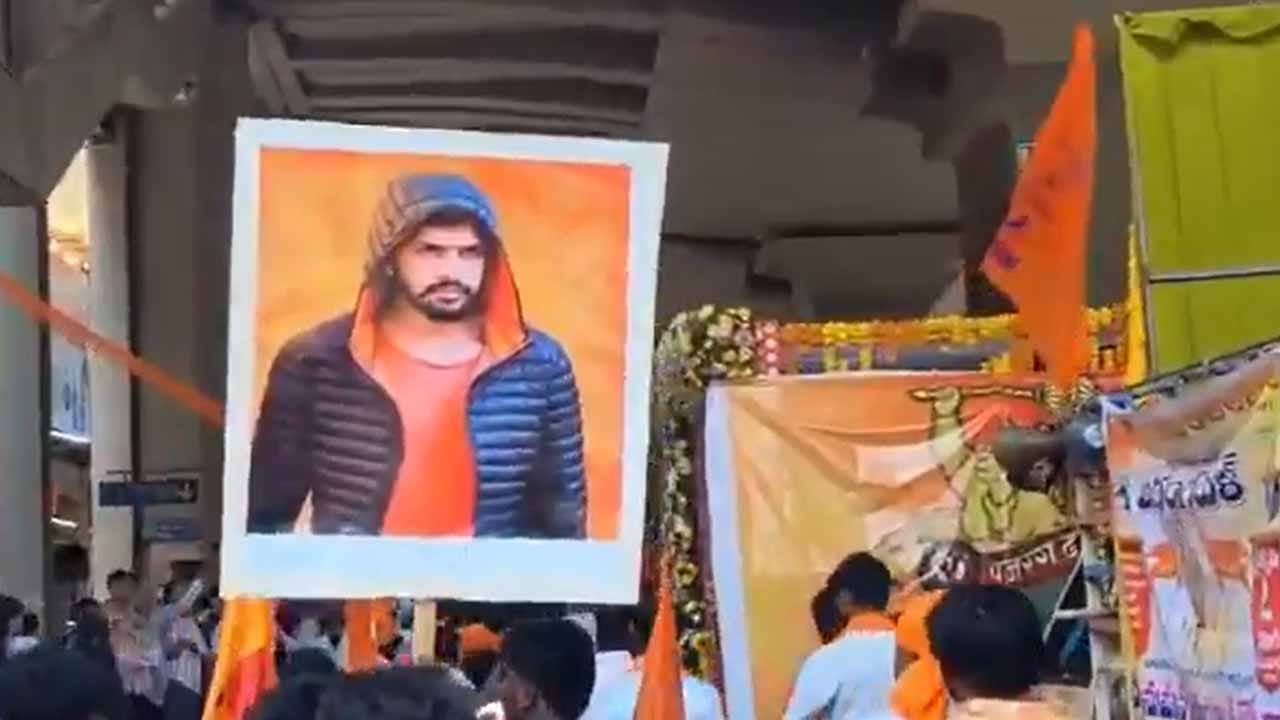 భక్తుల ఆనందోత్సాహాల నడుమ హనుమాన్ విజయయాత్ర.. ర్యాలీలో ప్లకార్డ్ కలకలం..!