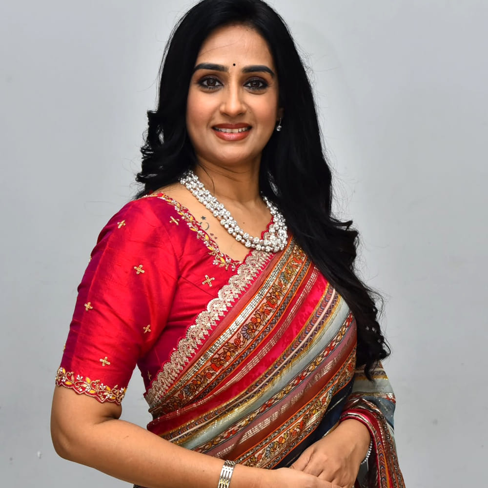 ప్రముఖ నటి లయ ఇటీవల ఓ ఇంటర్వ్యూలో తన సినీ ప్రస్థానం, రీ-ఎంట్రీ అలాగే నటుడు జగపతిబాబు గురించి ఆసక్తికరమైన విషయాలు పంచుకున్నారు. ముఖ్యంగా, జగపతిబాబు ప్రస్తుత లుక్, తాను మిస్ చేసుకున్న అరవింద సమేత సినిమా పాత్ర,రీ-ఎంట్రీకి సంబంధించి తనకున్న అంచనాల గురించి ఆమె వివరంగా మాట్లాడారు. జగపతిబాబు ప్రస్తుత "సాల్ట్ అండ్ పెప్పర్" లుక్ పై లయ తన ప్రశంసలు కురిపించారు."నాకు ఇప్పుడు లుక్కే నచ్చింది. నేను కూడా ఆయనతో చాలా చెప్పి ఇప్పుడు చాలా స్మార్ట్ గా ఉన్నారండి అని చెప్పాను నేను కూడా," అని లయ అన్నారు. ఈ లుక్ ఆయన వయసును కనిపించకుండా చేస్తుందని, ఇది చాలా స్మార్ట్ మూవ్ అని, ఆయనకు బాగా సూట్ అయిందని అభిప్రాయపడ్డారు.