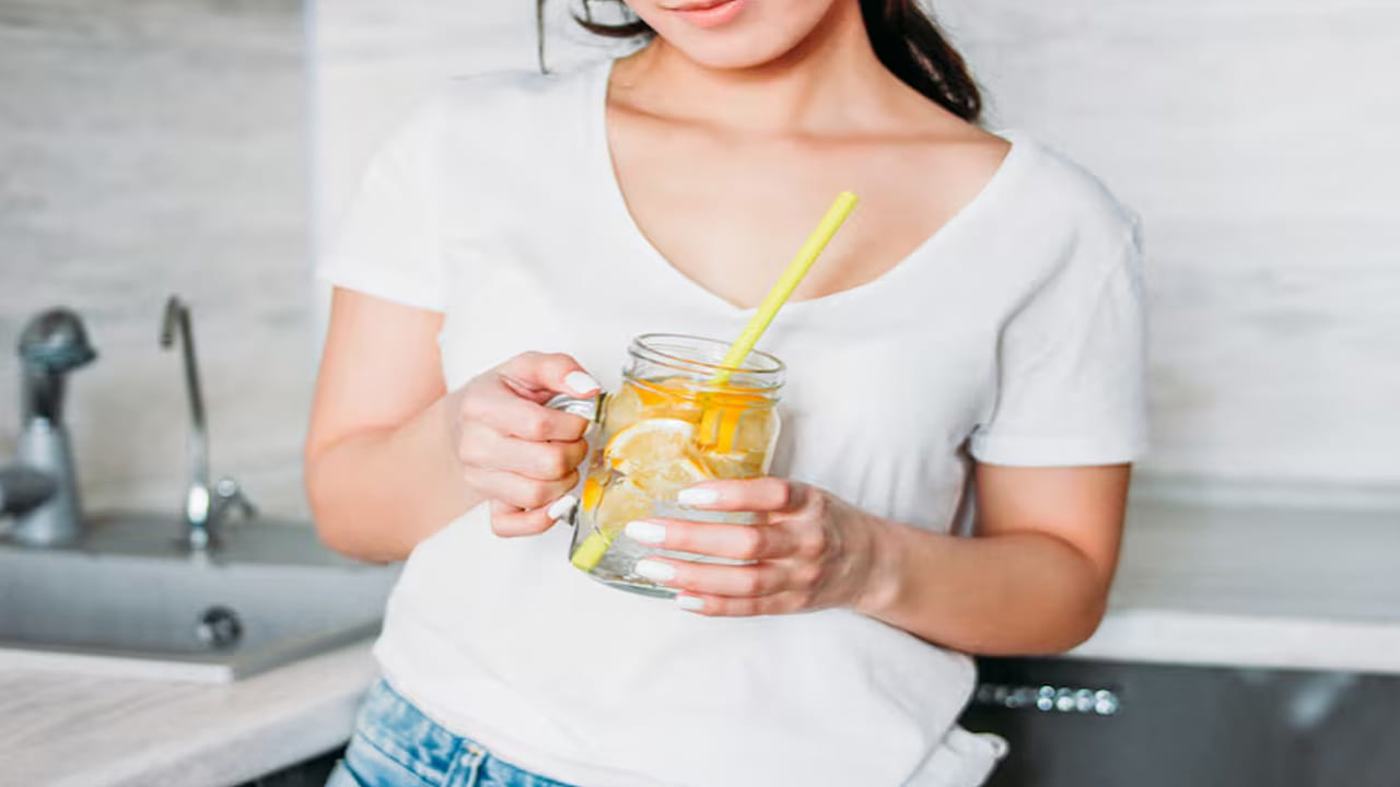 నిమ్మకాయలో విటమిన్ సి, యాంటీఆక్సిడెంట్లు పుష్కలంగా ఉంటాయి. ఇవి ఆరోగ్యానికి మేలు చేస్తాయి. చాలా మంది ప్రతిరోజూ ఉదయం ఖాళీ కడుపుతో నిమ్మరసం తాగుతారు. పరిమిత పరిమాణంలో తీసుకుంటే ప్రయోజనాలు ఉన్నప్పటికీ, ప్రతిరోజూ ఖాళీ కడుపుతో తాగడం వల్ల ప్రయోజనానికి బదులుగా హాని జరగవచ్చునని నిపుణులు చెబుతున్నారు. 