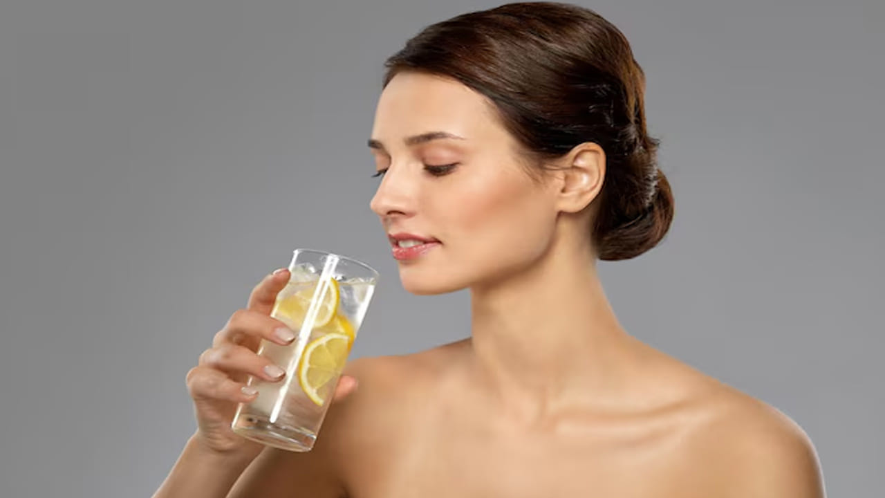 నిపుణుల సూచనలు - జాగ్రత్తలు: నిమ్మరసం ఆరోగ్యానికి మంచిదే అయినప్పటికీ, దానిని తీసుకునే విధానంలో కొన్ని నియమాలు పాటించాలని నిపుణులు హెచ్చరిస్తున్నారు. నిమ్మరసంలో ఆమ్ల గుణాలు (Acidic nature) ఉంటాయి. దీనిని నేరుగా తాగడం వల్ల దంతాల పై పొర అయిన ఎనామిల్ కరిగిపోయి దంతాలు బలహీనపడతాయి. కాబట్టి ఎప్పుడూ నీటిలో బాగా కలిపి (Diluted) తాగాలి.