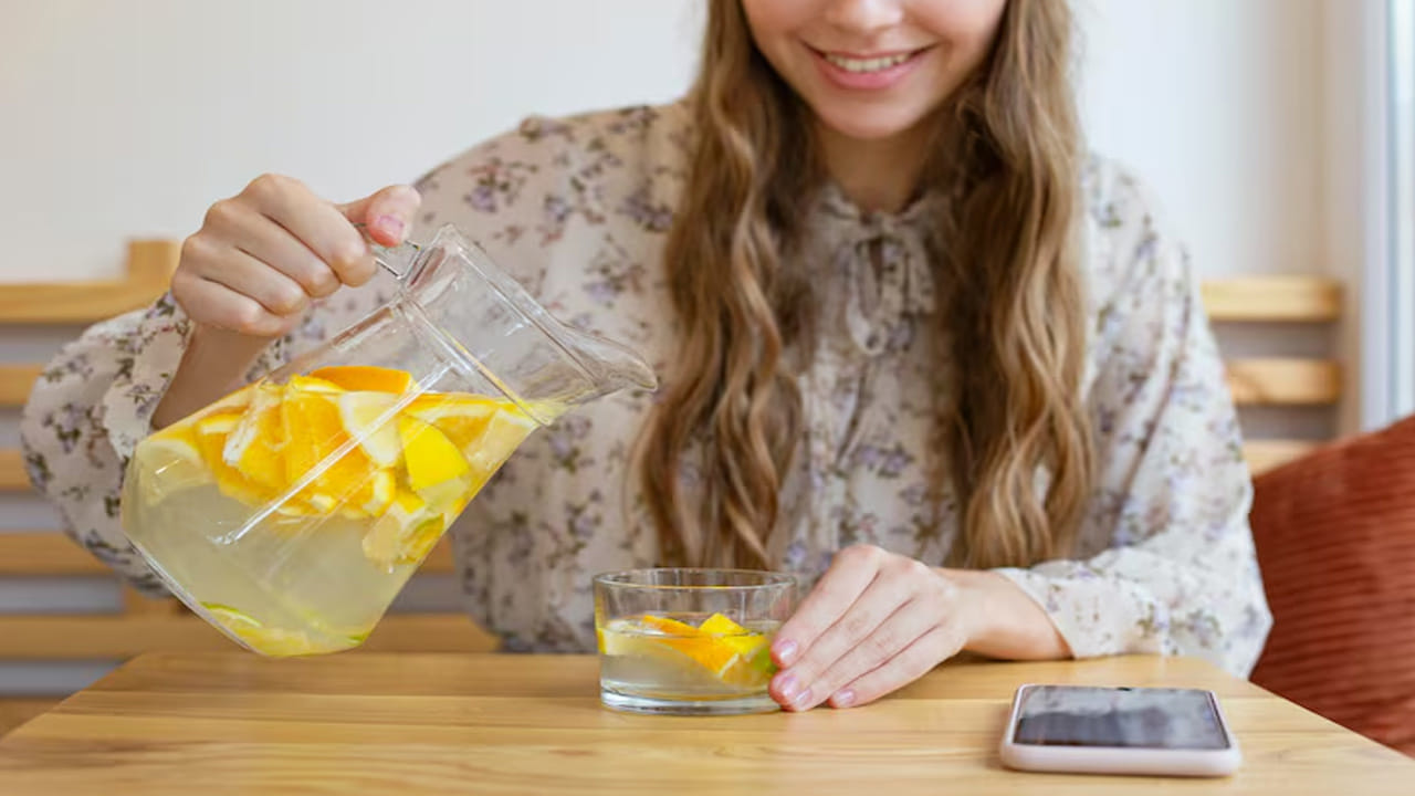 తీవ్రమైన గ్యాస్ట్రిక్ సమస్యలు ఉన్నవారు పరగడుపున నిమ్మరసం తాగడం వల్ల కడుపులో మంట వచ్చే అవకాశం ఉంది. వీరు అల్పాహారం చేసిన 40 నిమిషాల తర్వాత తీసుకోవడం మంచిది. భోజనానికి ముందు లేదా తిన్న వెంటనే దీనిని తాగకూడదు. అలా చేస్తే మనం తిన్న ఆహారంలోని పోషకాలను శరీరం సరిగ్గా గ్రహించలేదు. నిమ్మరసం నీరు ఒక అద్భుతమైన ఆరోగ్య పానీయం. అయితే పైన పేర్కొన్న జాగ్రత్తలు పాటిస్తూ దీనిని క్రమం తప్పకుండా తీసుకుంటే దీర్ఘకాలిక ఆరోగ్య ప్రయోజనాలను పొందవచ్చు.