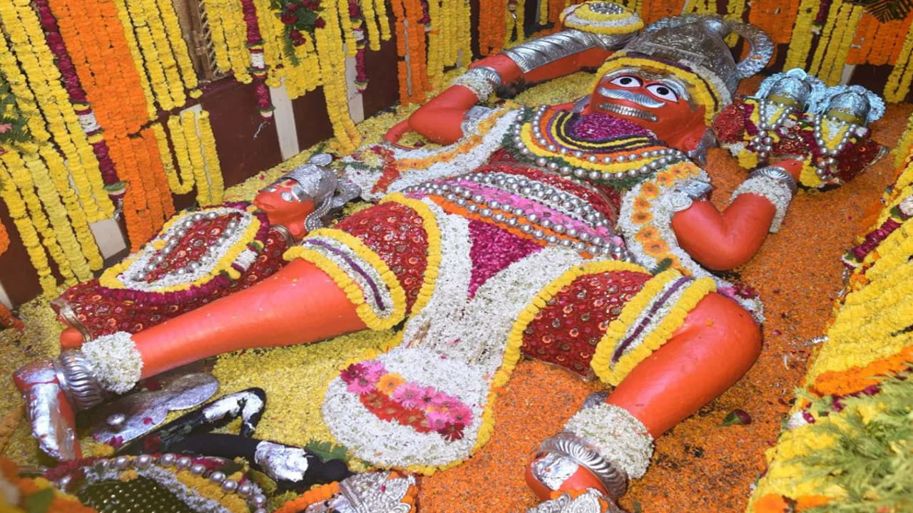లేటి హనుమాన్, ప్రయాగ్‌రాజ్ (ఉత్తరప్రదేశ్): Lete Huye Hanuman Mandir ప్రయాగ్‌రాజ్ లోని పవిత్ర త్రివేణి సంగమ తీరాన కొలువై ఉన్న ఈ ఆలయంలో హనుమంతుడు శయన ముద్రలో (పడుకున్న స్థితిలో) దర్శనమివ్వడం ఇక్కడి ప్రధాన ప్రత్యేకత. పురాణాల ప్రకారం, లంకలో విజయం సాధించిన తర్వాత అలసిపోయిన హనుమంతుడు ఇక్కడే విశ్రాంతి తీసుకున్నాడని చెబుతారు. సుమారు 20 అడుగుల పొడవున్న ఈ భారీ విగ్రహం భూమట్టానికి దిగువన ఉంటుంది. ప్రతి ఏటా వర్షాకాలంలో గంగానది ఉప్పొంగినప్పుడు, నదీ జలాలు ఆలయంలోకి ప్రవేశించి హనుమంతుని విగ్రహాన్ని తాకుతాయి. దీనిని గంగా మాత హనుమంతుని పాదాలను అభిషేకించడంగా భక్తులు భావిస్తారు. ఈ విగ్రహం పాదాల వద్ద అహిరావణుడు, మహిరావణుల విగ్రహాలు కూడా ఉండటం విశేషం. కుంభమేళా సమయంలో కోట్లాది మంది భక్తులు ఈ ఆలయాన్ని సందర్శించి మొక్కులు చెల్లించుకుంటారు. సంగమ స్నానం తర్వాత ఈ ఆలయాన్ని దర్శిస్తేనే తీర్థయాత్ర పూర్తవుతుందని భక్తుల నమ్మకం.