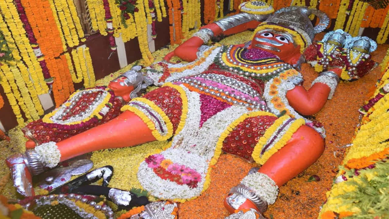 లేటి హనుమాన్, ప్రయాగ్రాజ్ (ఉత్తరప్రదేశ్): Lete Huye Hanuman Mandir ప్రయాగ్రాజ్ లోని పవిత్ర త్రివేణి సంగమ తీరాన కొలువై ఉన్న ఈ ఆలయంలో హనుమంతుడు శయన ముద్రలో (పడుకున్న స్థితిలో) దర్శనమివ్వడం ఇక్కడి ప్రధాన ప్రత్యేకత. పురాణాల ప్రకారం, లంకలో విజయం సాధించిన తర్వాత అలసిపోయిన హనుమంతుడు ఇక్కడే విశ్రాంతి తీసుకున్నాడని చెబుతారు. సుమారు 20 అడుగుల పొడవున్న ఈ భారీ విగ్రహం భూమట్టానికి దిగువన ఉంటుంది. ప్రతి ఏటా వర్షాకాలంలో గంగానది ఉప్పొంగినప్పుడు, నదీ జలాలు ఆలయంలోకి ప్రవేశించి హనుమంతుని విగ్రహాన్ని తాకుతాయి. దీనిని గంగా మాత హనుమంతుని పాదాలను అభిషేకించడంగా భక్తులు భావిస్తారు. ఈ విగ్రహం పాదాల వద్ద అహిరావణుడు, మహిరావణుల విగ్రహాలు కూడా ఉండటం విశేషం. కుంభమేళా సమయంలో కోట్లాది మంది భక్తులు ఈ ఆలయాన్ని సందర్శించి మొక్కులు చెల్లించుకుంటారు. సంగమ స్నానం తర్వాత ఈ ఆలయాన్ని దర్శిస్తేనే తీర్థయాత్ర పూర్తవుతుందని భక్తుల నమ్మకం.