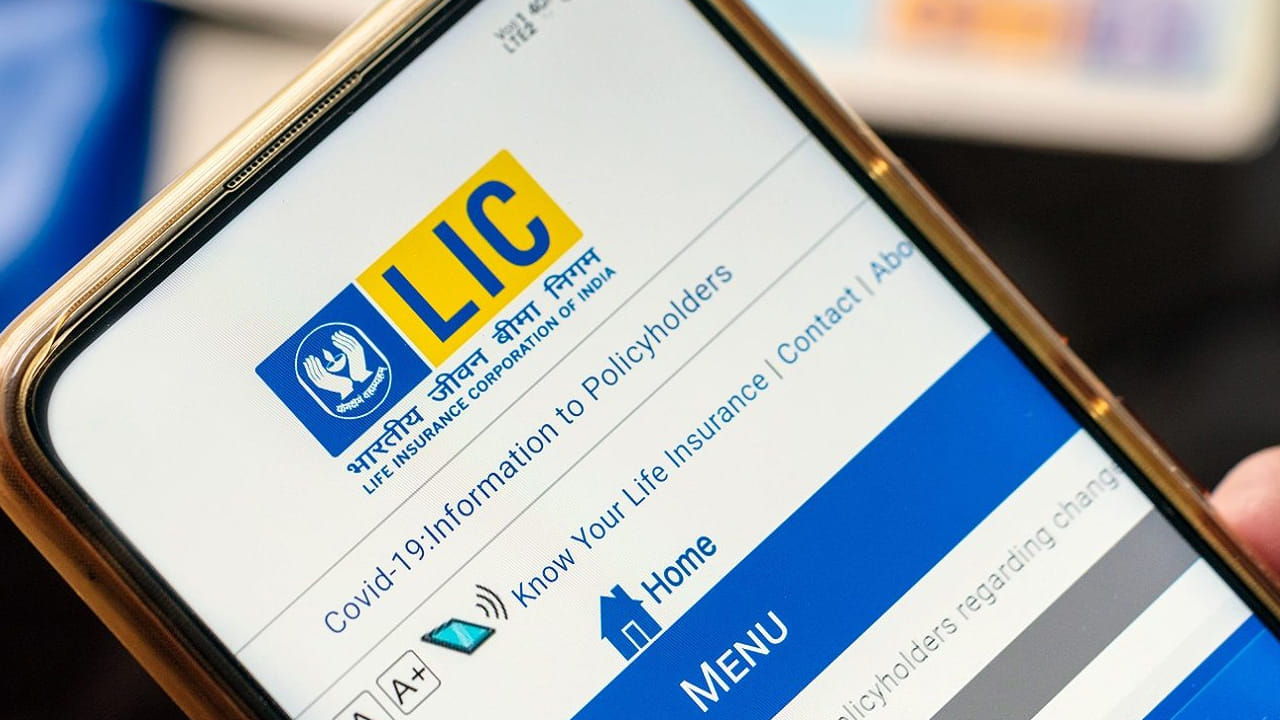 ఇప్పటివరకు ఎల్ఐసీ వెబ్ సైట్ ద్వారా వినియోగదారులు ఆన్లైన్ సేవలు పొందేవారు. మీ పాలసీ వివరాలు చూసుకోవడంతో పాటు పాలసీ ప్రీమియం చెల్లించవచ్చు. అలాగే కొత్త పాలసీలు తీసుకోవచ్చు. కానీ పోర్టల్లో అన్నీ సేవలు అందుబాటులో లేవు. ఇప్పుడు యాప్ ద్వారా బ్రాంచులకు వెళ్లాల్సిన అవసరం లేకుండా యాప్ ద్వారానే సేవలు పొందవచ్చు.