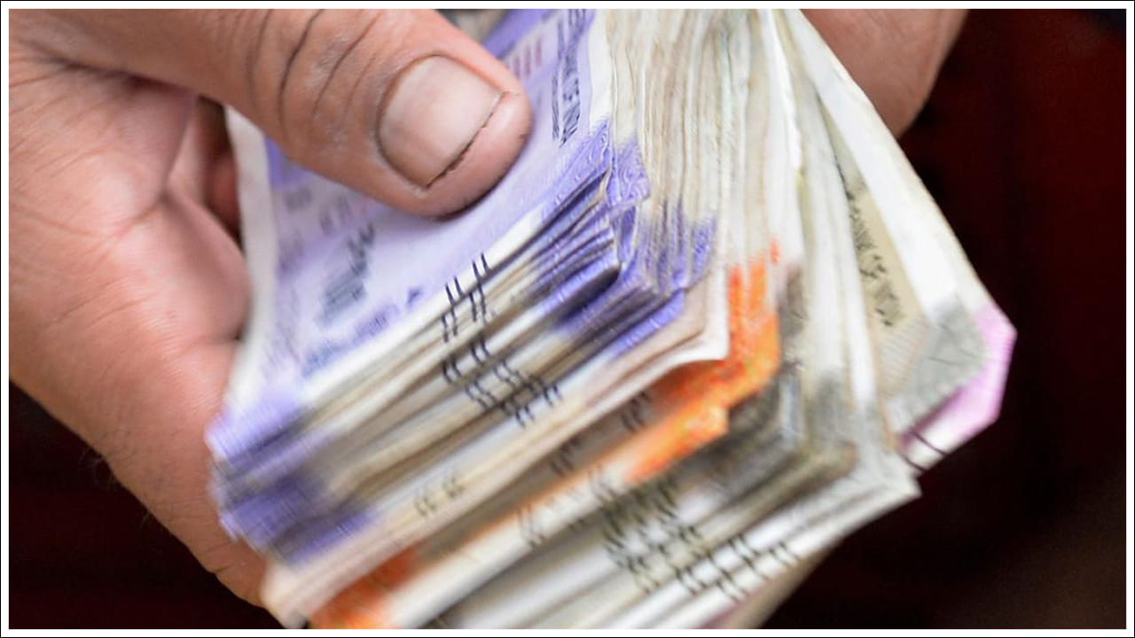  మీరు ఎన్ని సంవత్సరాల పాటు పెట్టుబడి పెట్టాల్సి ఉంటుంది?: ఒక వ్యక్తికి 30 సంవత్సరాల వయస్సు ఉందని, అతను 25 సంవత్సరాల కాలానికి ఈ పాలసీని కొనుగోలు చేశాడని అనుకుందాం. ఈ సందర్భంలో వారు కేవలం 16 సంవత్సరాలు మాత్రమే ప్రీమియంలు చెల్లించాల్సి ఉంటుంది. ఈ పాలసీ ప్రకారం, వారి హామీ మొత్తం రూ.10 లక్షలు ఉంటుంది. ఈ పాలసీకి వార్షిక ప్రీమియం సుమారుగా రూ.60,000 నుండి రూ.65,000 వరకు ఉంటుంది. దీనిని నెలవారీగా లెక్కిస్తే అది దాదాపు రూ.5,000 నుండి రూ.5,500 వరకు వస్తుంది. రోజువారీగా లెక్కిస్తే, ఈ మొత్తం సుమారుగా రూ.166 అవుతుంది.