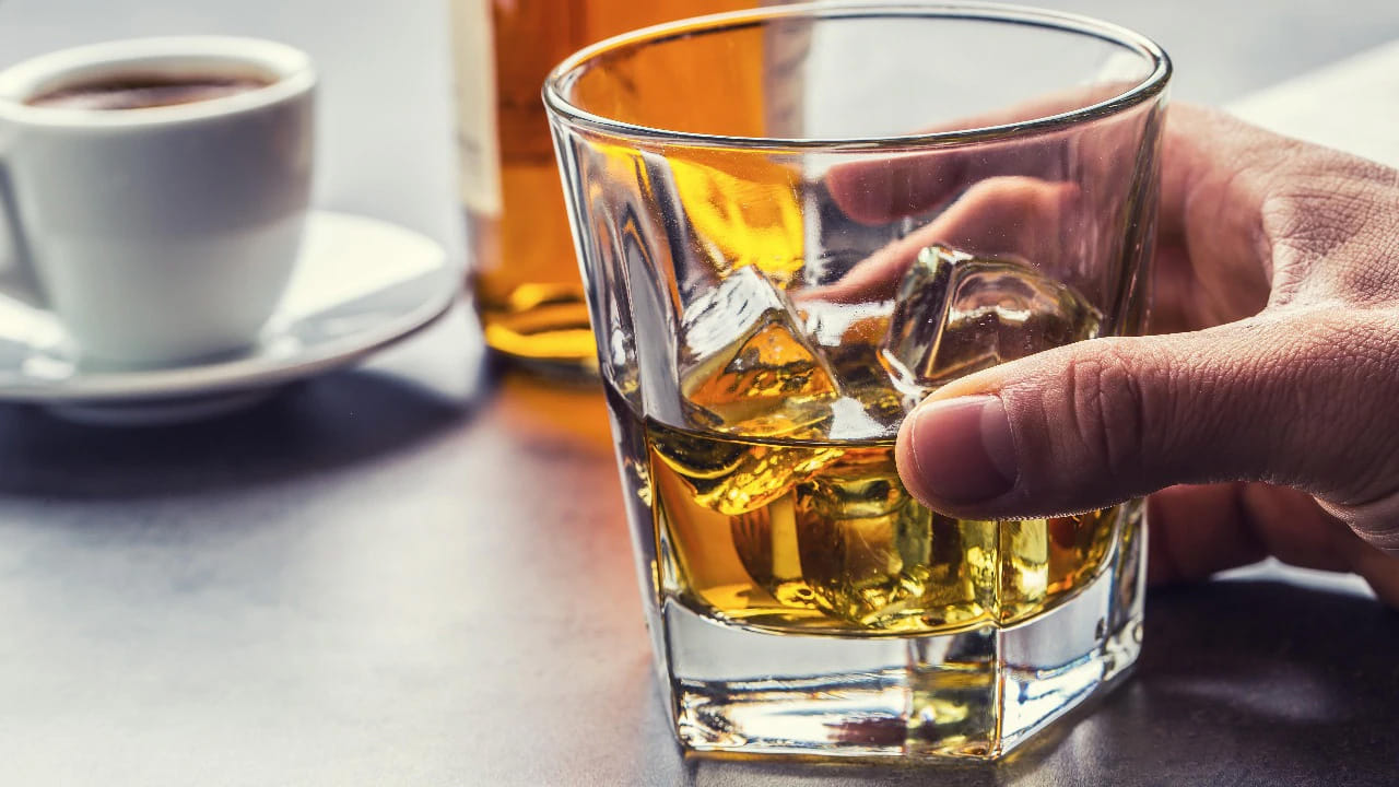 ఆల్కహాల్ సంబంధిత కాలేయ వ్యాధులు చాలావరకు ఆలస్యంగా గుర్తిస్తున్నారు. దీనికి ప్రధాన కారణాలు అవగాహన లేకపోవడం, ఆరోగ్యాన్ని నిర్లక్ష్యం చేయడం, సరైన వైద్య సలహాలు పాటించకపోవడం. చిన్నతనం నుంచే పాఠశాల విద్య, విశ్వవిద్యాలయ స్థాయిలో ఆరోగ్యం, వ్యాధుల నివారణ వంటి అంశాలపై కరిక్యులమ్‌లో మార్పులు తీసుకురావడం అవశ్యకమని ఆయన నొక్కి చెప్తున్నారు