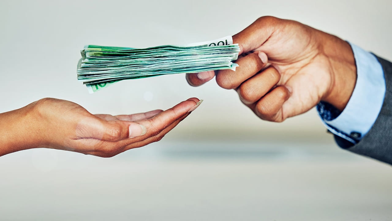 ఇప్పుడు అప్పు అనేది చాలామందిని వేధిస్తున్న సమస్య. అప్పును "నిప్పు"తో పోలుస్తూ, దానిని సమర్థవంతంగా ఎలా నిర్వహించాలో, అప్పుల ఊబి నుంచి ఎలా బయటపడవచ్చోనని బిజినెస్ నిపుణులు పలు సలహాలు ఇస్తున్నారు. అప్పులన్నీ చెడ్డవి కావు, కానీ ఒక అప్పు తీర్చడానికి మరో అప్పు చేస్తున్నారంటే మీరు ప్రమాదకరమైన "రెడ్ జోన్"లో ఉన్నారని అర్థం. ఆదాయం పెరగకుండా అప్పులు, వడ్డీలు పెరుగుతుంటే అది ఆర్థికంగానే కాకుండా ఆరోగ్యపరంగా కూడా తీవ్ర నష్టాన్ని కలిగిస్తుంది.