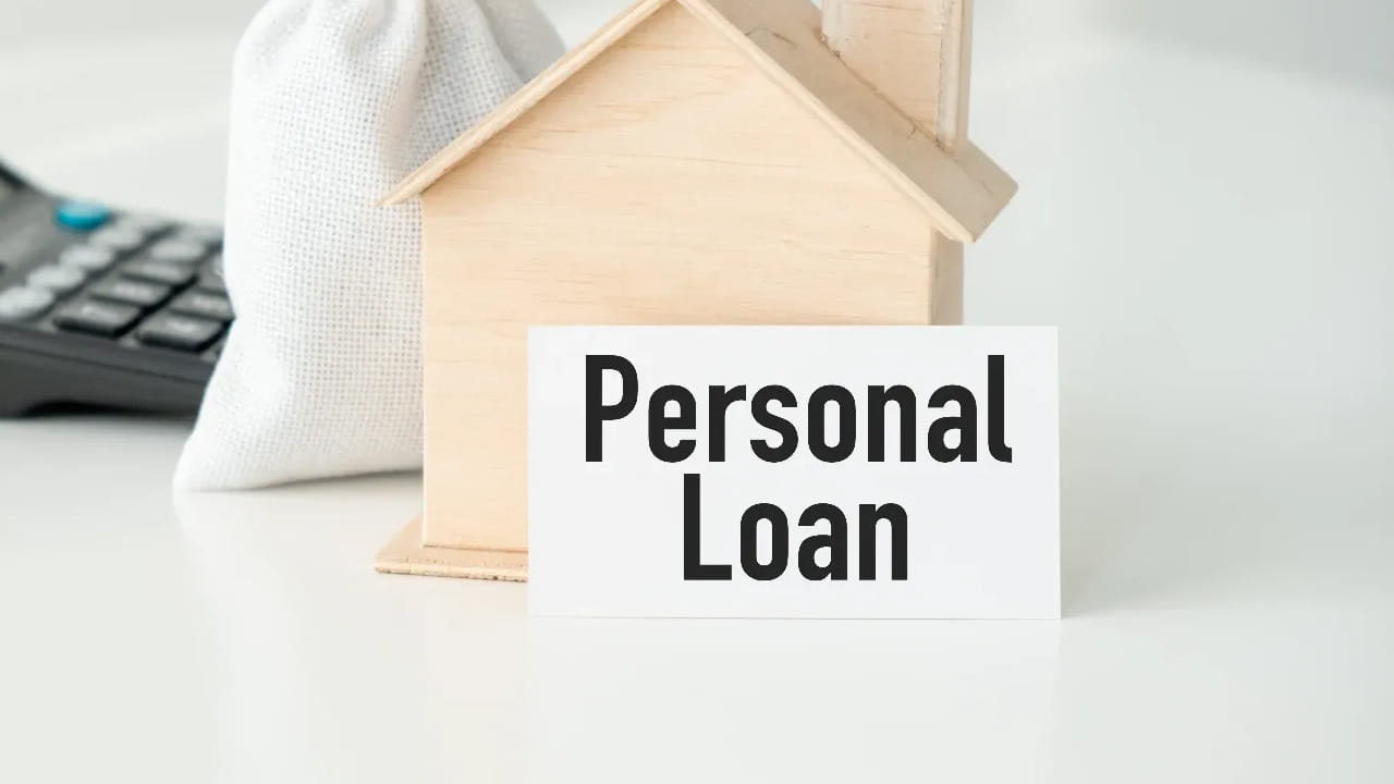 ఇన్‌ స్టంట్ పర్సనల్ లోన్ పేరుతో నిమిషాల్లోనే ఆన్‌లైన్ ద్వారా లోన్ మంజూరు చేస్తున్నాయి. అయితే పర్సనల్ లోన్ వడ్డీ రేటు ఎక్కువగా ఉంటుంది. దీంతో ఈ లోన్‌ను వీలైనంత త్వరగా తీర్చేయాలి. ప్రతీ నెలా మీరు చెల్లించే ఈఎంఐకు అదనంగా మరికొంత చెల్లించాలి. దీని వల్ల మీ ఈఎంఐ కాల వ్యవధి, వడ్డీ రెండూ తగ్గుతాయి. ప్రతీ నెలా మీరు ఈఎంఐ కంటే  ఎక్కువ చెల్లించడం వల్ల లోన్ త్వరగా పూర్తవుతుంది.