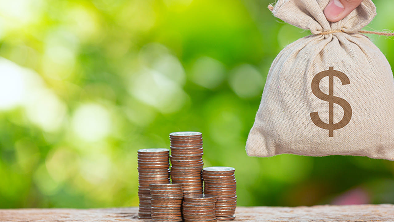 మీకున్న అప్పులన్నింటినీ జాబితా చేసి, ఏ అప్పుకు ఎక్కువ వడ్డీ కడుతున్నారో దాన్ని ముందుగా తీర్చాలి. తక్కువ వడ్డీకి దొరికే బ్యాంక్ లోన్లతో అధిక వడ్డీ ఉన్న ప్రైవేట్ అప్పులను తీర్చివేయడం మంచిది. అప్పులు తలకి మించినప్పుడు, ఆస్తులపై మక్కువతో వాటిని అంటిపెట్టుకుని ఉండటం తెలివైన పని కాదు. ఆస్తులను అమ్మయినా సరే అప్పులన్నీ తీర్చి "జీరో" స్థాయికి రావాలి. అప్పులు లేని ప్రశాంత జీవితం ఉంటే, ఆస్తులను మళ్ళీ సంపాదించుకోవచ్చు.