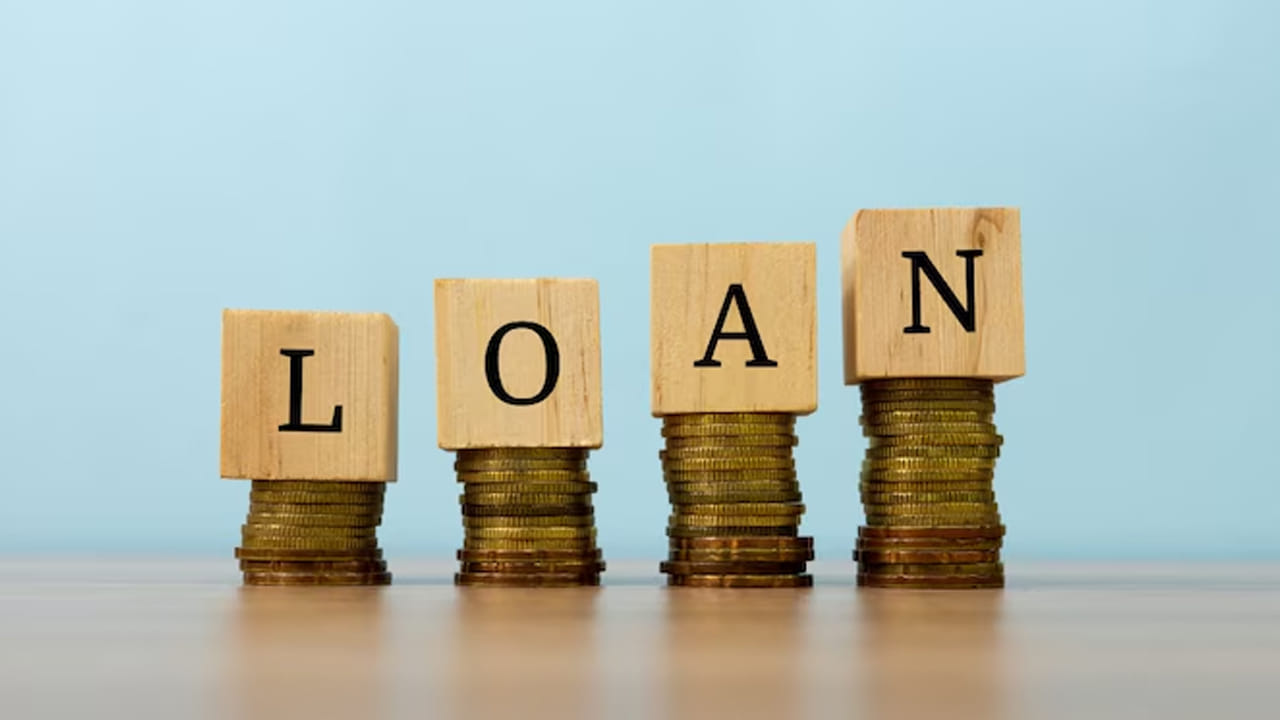 అప్పు తీర్చడానికి మళ్ళీ కొత్త అప్పు చేయడం అనేది మంటలో పెట్రోల్ పోయడం వంటిదని.. అది సమస్యను మరింత పెద్దది చేస్తుందని హెచ్చరించారు. కఠినమైన నిర్ణయాలు తీసుకుని అప్పుల నుంచి బయటపడటమే సుఖవంతమైన భవిష్యత్తుకు పునాది.