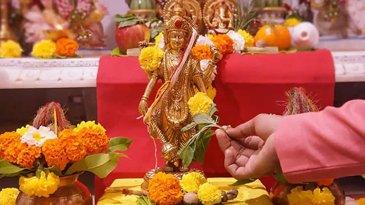 ఆత్మవిశ్వాసం పెరగడానికి..
గురువారం సాయంత్రం విష్ణుమూర్తి ముందు దీపం వెలిగించి, “ఓం నమో భగవతే వాసుదేవాయ” మంత్రాన్ని 108 సార్లు జపించడం వల్ల మనస్సు ప్రశాంతమై, ఆత్మవిశ్వాసం పెరుగుతుందని భావిస్తారు. జీవితంలోని సవాళ్లను ఎదుర్కొనే ధైర్యం లభిస్తుందని భక్తుల విశ్వాసం.
(Disclaimer: ఇక్కడ అందించిన సమాచారం సాధారణ నమ్మకాల ఆధారంగా మాత్రమే అందించబడింది. ఈ సమాచారం ఖచ్చితంగా నిజం లేదా శాస్త్రీయంగా నిర్ధారితమైన సమాచారం అని భావించకండి. వ్యక్తిగత నిర్ణయాలు తీసుకునే ముందు సంబంధిత నిపుణులను సంప్రదించడం మంచిది.)