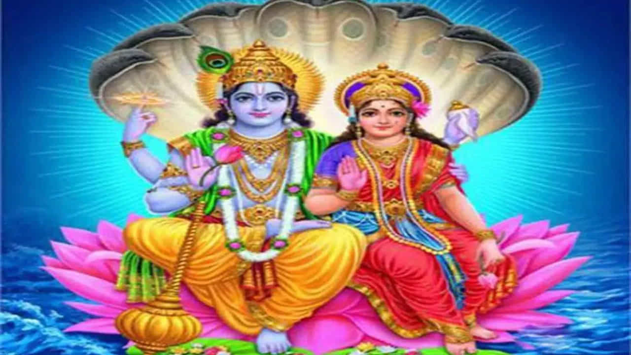 సంపద వృద్ధికి పరిహారం..
గురువారం ఉదయం, సాయంత్రం విష్ణుమూర్తిని పూజించండి. పూజ సమయంలో పసుపు కలిపిన బియ్యాన్ని ఆయన ముందు ఉంచి నెయ్యి దీపం వెలిగించండి. మరుసటి రోజు ఆ బియ్యాన్ని తీసుకుని పసుపు వస్త్రంలో చుట్టి, మీరు డబ్బు ఉంచే స్థలంలో లేదా సేఫ్లో ఉంచడం మంచిదని భావిస్తారు. ఇది ఆర్థిక స్థిరత్వానికి సహాయపడుతుందని నమ్మకం.