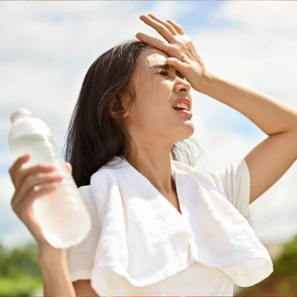 డీహైడ్రేషన్:రోజంతా మీరు తక్కువ నీరు త్రాగినప్పుడు, మీ రక్త ప్రసరణ మరియు ఆక్సిజన్ సరఫరా ప్రభావితమవుతాయి. దీనివల్ల మీ మెదడు మరియు శరీరం రెండూ కూడా మందగిస్తాయి, ఇది అలసటకు ప్రధాన కారణం అవుతుంది.