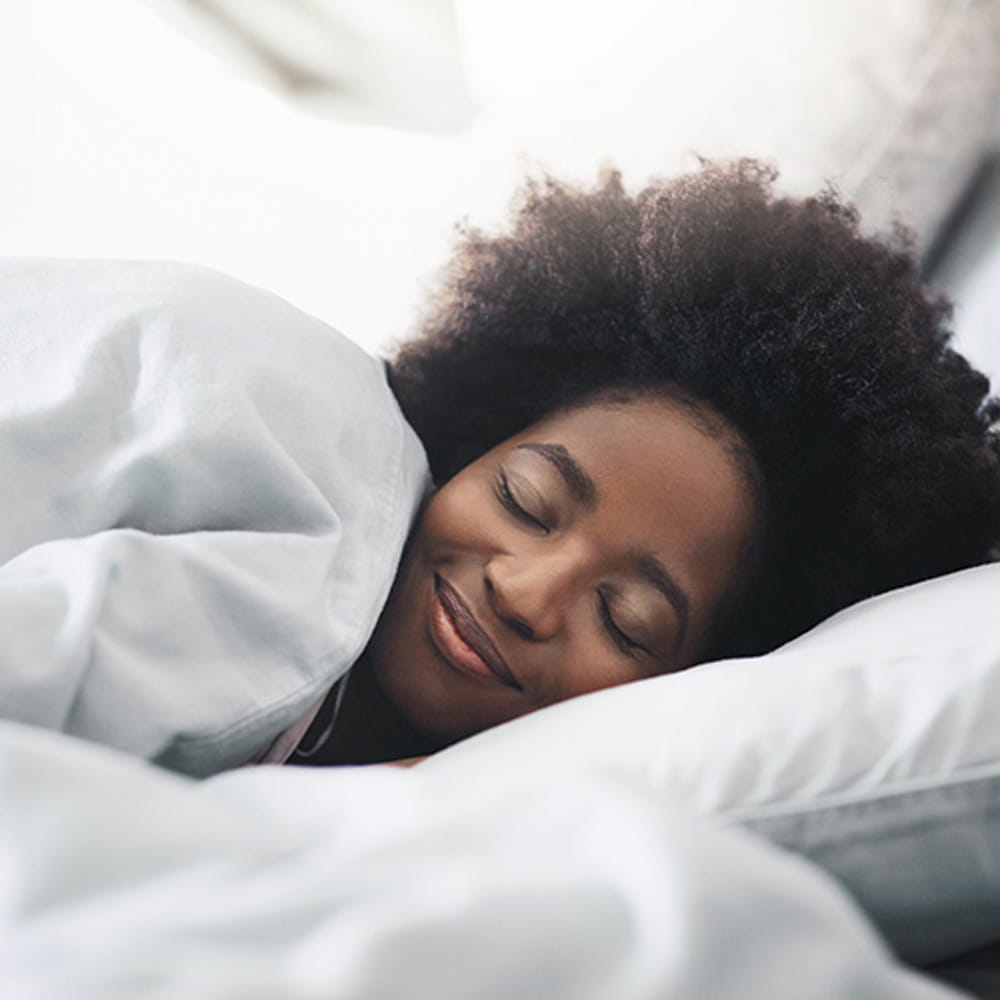 అలసటకు పరిష్కారాలు: 
మీ నిద్రకు ప్రాధాన్యత ఇవ్వండి: నిద్రపోయే ముందు కనీసం ఒక గంట పాటు మొబైల్ ఫోన్లు మరియు స్క్రీన్లకు దూరంగా ఉండండి. ప్రతిరోజూ ఒకే సమయానికి నిద్రపోవడం మరియు నిద్రలేవడం ఒక అలవాటుగా చేసుకోండి. ఇది మీ నిద్ర చక్రాన్ని మెరుగుపరుస్తుంది.