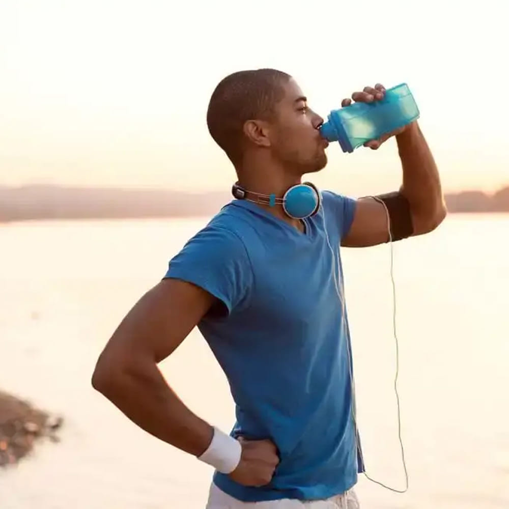 హైడ్రేషన్‌ను సీరియస్‌గా తీసుకోండి:రోజంతా కనీసం రెండు నుండి మూడు లీటర్ల నీరు త్రాగండి. మీ రోజును ఒక గ్లాసు నీటితో ప్రారంభించండి, ఇది మీ శరీరానికి తక్షణ శక్తిని అందిస్తుంది.