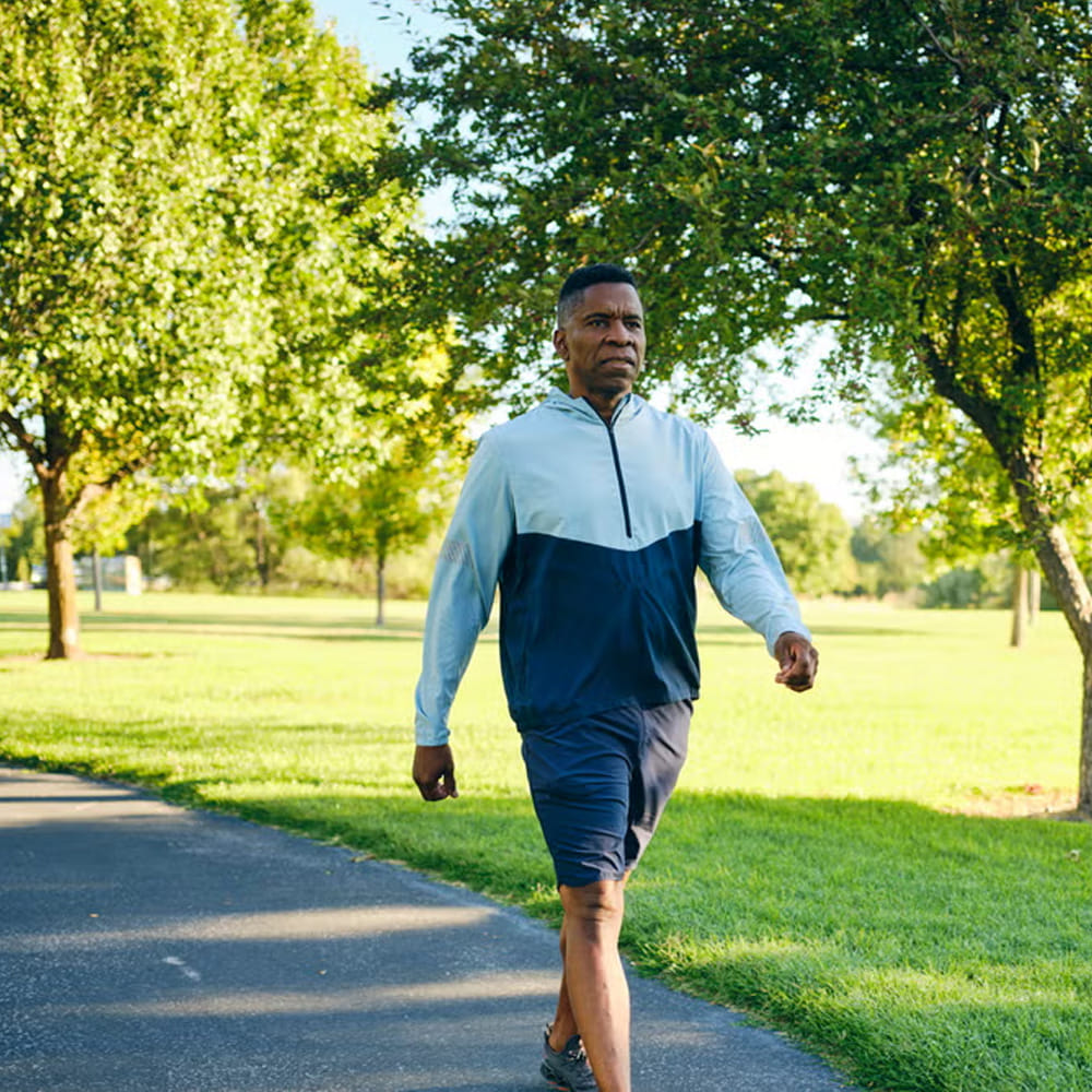 మీ శరీరాన్ని చురుకుగా ఉంచండి:ప్రతిరోజు కనీసం 20 నుంచి 30 నిమిషాలు నడవండి. క్రమం తప్పకుండా వ్యాయామం లేదా యోగా చేయడం వల్ల సహజంగానే మీ శక్తి స్థాయి పెరుగుతుంది.