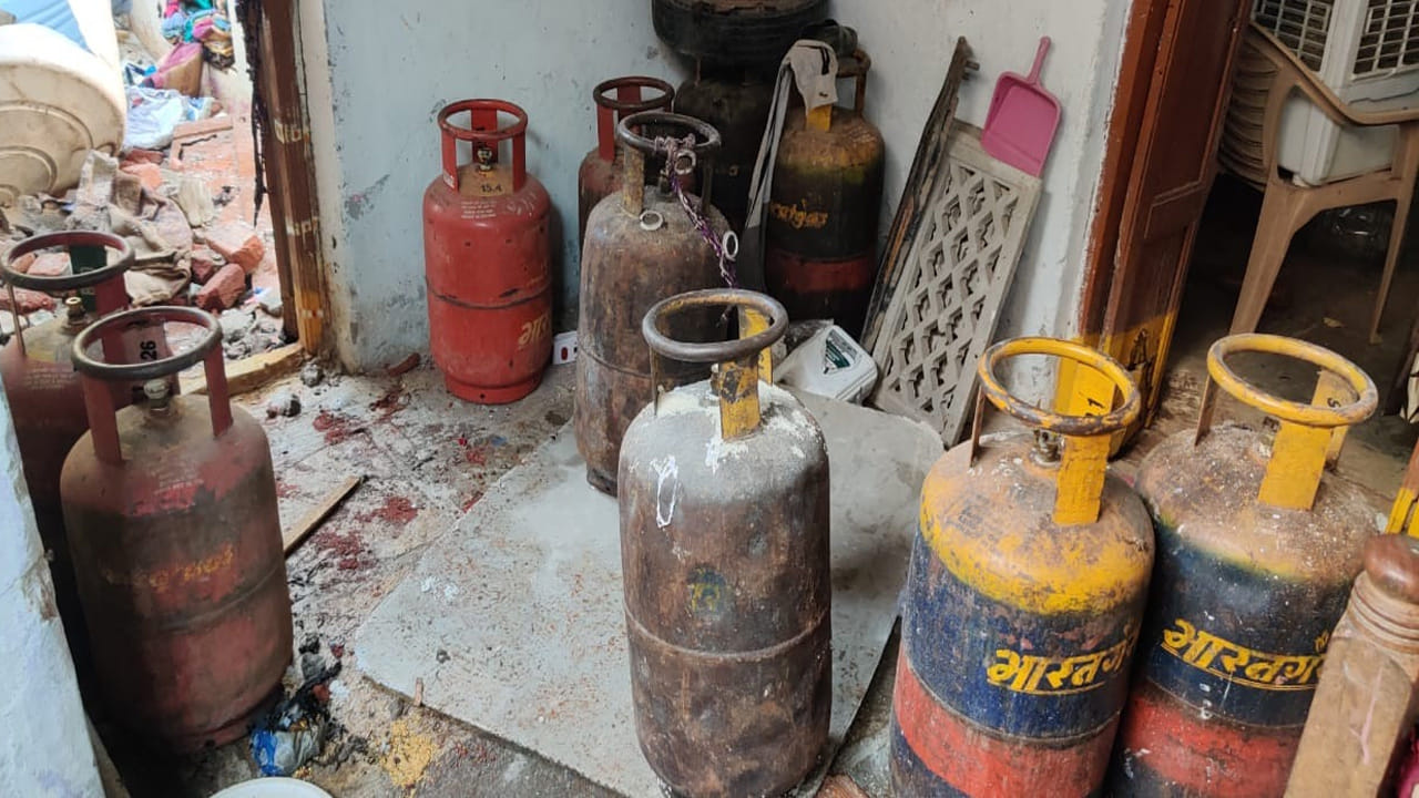 Watch Video: చిన్న పొరబాటుకు టపాసుల్లా పేలిన LPG గ్యాస్ సిలిండర్లు.. పేదోడి గూడు ఛిద్రం! వీడియో వైరల్‌