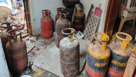 టపాసుల్లా పేలిన LPG గ్యాస్ సిలిండర్లు..పేదోడి గూడు ఛిద్రం! వీడియో
