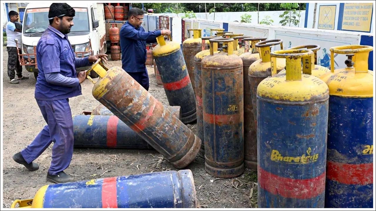  కొత్త నిబంధనల ప్రకారం.. ఈ రంగాలకు ఇప్పుడు మార్చికి ముందు, అంటే ఇరాన్-అమెరికా యుద్ధం, ఎల్‌పిజి సంక్షోభానికి ముందు వారు అందుకుంటున్న ఎల్‌పిజిలో 70 శాతం వరకు సరఫరా చేయబడుతుంది. మొత్తం రంగానికి రోజుకు 200 మెట్రిక్ టన్నులు కేటాయించారు. ఎల్పీజీకి ప్రత్యామ్నాయంగా సహజ వాయువును ఉపయోగించలేని ఫ్యాక్టరీలకు ప్రాధాన్యత ఇవ్వనున్నట్లు కేంద్రం తెలిపింది. నిరంతరాయ సరఫరాను కొనసాగించేందుకు ఈ ప్రాంతాలకు ముందుగా ఎల్పీజీని సరఫరా చేస్తారు. 