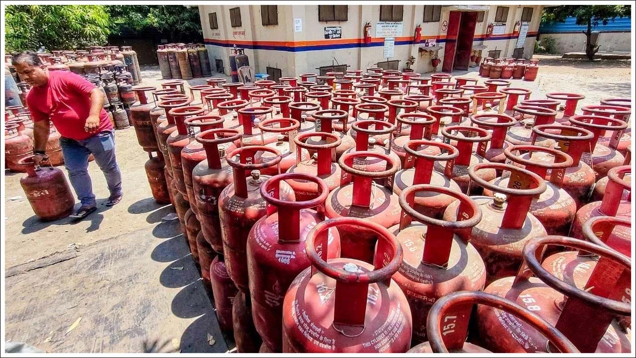  వలస కార్మికులు, పేదల కోసం కేంద్రం ఒక పెద్ద ముందడుగు వేసింది. 5 కేజీల ఎల్పీజీ సిలిండర్ల కొనుగోలు నిబంధనలను సడలించారు. ఇకపై గుర్తింపు కార్డుతో మాత్రమే 5 కేజీల ఎల్పీజీ సిలిండర్లను కొనుగోలు చేయవచ్చు. చిరునామా రుజువు అవసరం లేదు. కేంద్రం గణాంకాల ప్రకారం, మార్చి 23 నుంచి దేశవ్యాప్తంగా 7.8 లక్షల 5 కేజీల ఎల్పీజీ సిలిండర్లు అమ్ముడయ్యాయి. 