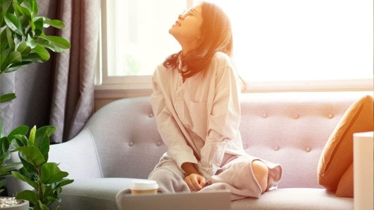 సువాసన, ఆది వారం రోజు ఇంటిలో ఎలాంటి సువాసన వెదజల్లేవి లేకపోయినప్పటికీ, ఇంట్లో సువాసన లేదా పూల పరిమళం వస్తే అది చాలా మంచిదంట. ఇది మీకు అదృష్టాన్ని తీసుకొస్తుందని చెబుతున్నారు పండితులు. ఇది మీ జీవితంలో కొత్త ఆరంభానికి శ్రీకారం అవుతుందంట.