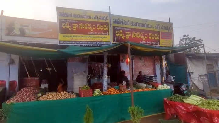 వ్యాపారులు వినూత్న ఆఫర్.. లక్కీ డ్రా తీయండి.. కూరగాయలు ఉచితంగా పొందండి వ్యాపారులు వినూత్న ఆఫర్.. లక్కీ డ్రా తీయండి.. కూరగాయలు ఉచితంగా పొందండి