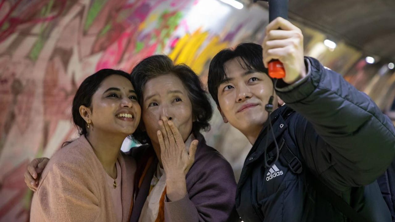 ప్రియాంక అరుల్ మోహన్ ప్రధాన పాత్రలో నటించిన కొత్త చిత్రం 'మేడ్ ఇన్ కొరియా' ఇంకా థియేటర్లలో విడుదల కాలేదు. నేరుగా ఓటీటీలోకి వచ్చేసింది. మిళం, తెలుగు, మలయాళం, కన్నడ హిందీతో సహా 12 భాషల్లో విడుదలైంది. ఫీల్-గుడ్ చిత్రంగా రూపొందించబడిన ఈ సినిమా నెట్‌ఫ్లిక్స్ ఓటీటీలో దూసుకుపోతుంది. 