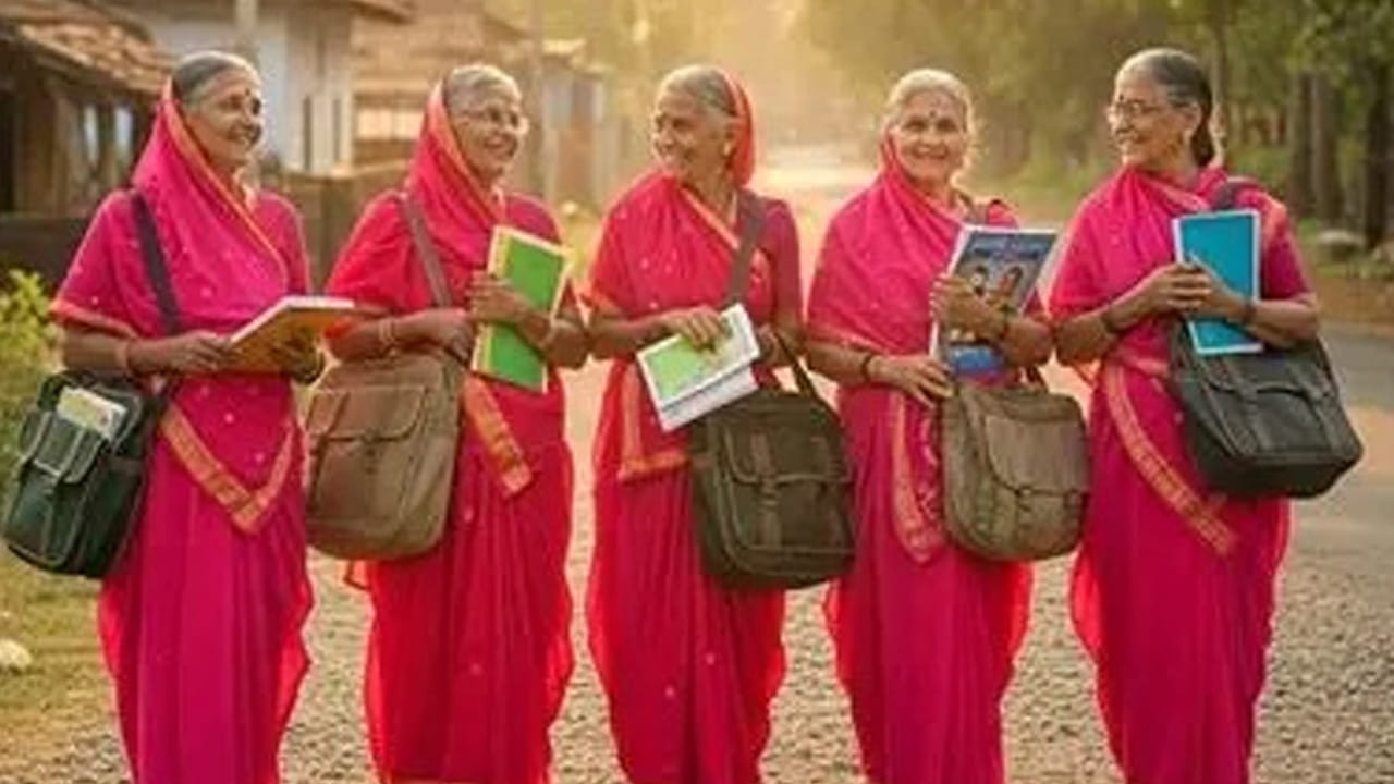 లక్ష్యం చాలా చిన్నదే! చిన్నప్పుడు కోల్పోయిన చదువును ఇప్పుడు నేర్చుకోవడమే ఆజీబాయిచీ శాల లక్ష్యం. ఈ పాఠశాలలో చదివే చాలామంది మహిళలకు ఇది చదువు మాత్రమే కాదు.. ఇప్పుడు చదువు తెచ్చిపెట్టిన ఆత్మగౌరవం కూడా. ఏ అవసరం పడ్డా వేలిముద్రలే వేసే మహిళలంతా ఇప్పుడు తమ పేర్లతో సంతకాలు చేస్తున్నారు. పాఠాలను గడగడా చదువగల్గుతున్నారు. మనవలు, మనవరాళ్ల చదువుల్లో దగ్గర కూర్చోబెట్టుకుని సాయమందిస్తున్నారు. సాధారణంగా మారాం చేస్తున్న పిల్లలను బళ్లకు తీసుకుపోయే పెద్దవాళ్లను చూసి ఉంటాం. కానీ, అందుకు పూర్తిగా రివర్స్ సీన్స్ మనం ఫంగానే ఆజీబాయిచీ శాల వద్ద చూస్తాం. కొందరు చేతనైనవాళ్లు తమంతట తామే స్కూల్ కు వస్తుంటే.. మరికొందరు చేతకాని పెద్దమనుషులను వాళ్ల మనవలో, కొడుకులో, కూతుళ్లో తీసుకుని వచ్చే దృశ్యాలు ఒక కొత్త అనుభూతినిచ్చేవి.