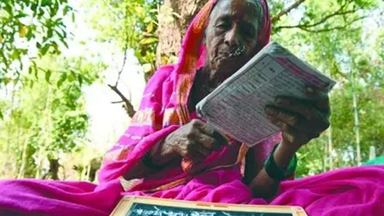 ఆజీబాయిచీ శాల కేవలం చదువు నేర్పడం వరకే పరిమితం కాలేదు. ఇక్కడి గ్రామీణ మహిళల జీవితాల్నే సమూలంగా మార్చేసింది. విద్యావంతుల్ని చేసి ఇక్కడి సమాజాన్ని మేల్కోల్పే దిశగా అడుగులు వేయిస్తోంది. ఇంకా చుట్టుపక్కల గ్రామాలకు ఆదర్శంగా నిలుస్తోంది. విద్య ఇక్కడి వృద్ధ మహిళలకు ఆత్మవిశ్వాసాన్నీ, స్వతంత్రతను, జీవితాలకు కొత్త అర్థాన్నిచ్చింది. హైజీన్ న్యూట్రిషన్ ఫుడ్ నుంచి మొదలుకుంటే సామాజిక అంశాల పట్ల అవగాహన, బ్యాంకింగ్ వంటి ఎన్నో విషయాల్లో ఇప్పుడు వీరి కాన్ఫిడెన్స్ లెవల్సే మారిపోయాయి. దీంతో ఇక్కడి వృద్ధ మహిళలు స్వయం సమర్థులుగా మారిపోవడం ఇక్కడ ఆజీబాయిచీ శాల తీసుకొచ్చిన ఓ గొప్ప మార్పు.