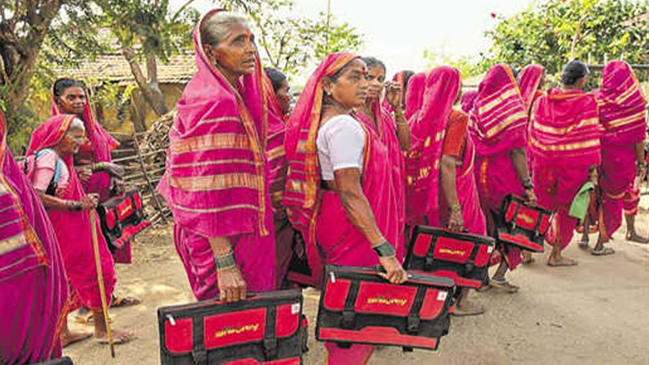 మహారాష్ట్ర థానే జిల్లాలో ఉంది ఈ ఫంగానే గ్రామం. ఈ పాఠశాల ఏర్పాటుతో దేశంలోనే ప్రత్యేకతను సంతరించుకుంది. జీవితమంతా పొలాల్లో పనిచేస్తూ, ఇంటిపని, వంటపని, పిల్లల పెంపకం వంటి కుటుంబ బాధ్యతలు చూస్తూ పెరిగిన మహిళలకు బళ్లకు వెళ్లే అవకాశమే లేకుండేది. అలాంటివారిలో ఆసక్తి ఉన్నవారందరినీ ఒక్కచోటకు చేర్చి వయోజన విద్యనందిస్తోంది ఆజీబాయిచీ శాల.
2016, మార్చ్ 8న అంతర్జాతీయ మహిళా దినోత్సవం రోజున ఈ పాఠశాల ప్రారంభమైంది. మొట్టమొదటి బ్యాచులోనే 28 మంది అమ్మమ్మలు విద్యార్థినులుగా జాయిన్ అయ్యారు. ప్రతీరోజూ మధ్యాహ్నం ఇంటి పనులు పూర్తి చేసుకుని పింక్ చీరలు ధరించి, పలకా, బలపం, చాక్ పీసులు, బ్యాగులతో చిన్నపిల్లల్లా మారి వీరు స్కూల్ కు వచ్చే మురిపెం ముచ్చటగొలిపేది.మరాఠీలో చదువుతో పాటు, రాయడం, చిన్న చిన్న లెక్కలు చేయడం, పాటలు పాడటం, చిత్రలేఖనం వంటివి నేర్పుతారు ఆజీబాయిచీ శాలలో. స్కూల్ లో మొక్కల పెంపకంలో కూడా సాయమందిస్తారు.