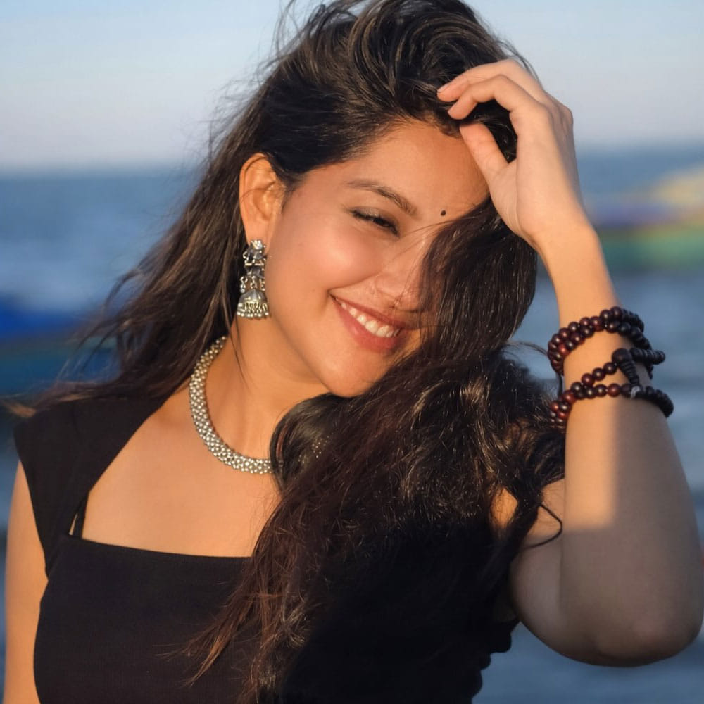 మహిమ 'తమిళ సాతై' (2012) చిత్రంతో తమిళంలో అడుగుపెట్టింది. మహిమ 'ఎనమో నడుకుడు', 'మోసకుట్టి', 'పురవి 150 సిసి', 'అగతినై' వంటి చిత్రాల్లో నటించింది. ఈ మధ్యలో మహిమ 'మాస్టర్‌పీస్,' 'మధుర రాజా,' 'వలట్టి' వంటి మలయాళ చిత్రాలలో కూడా నటించింది. ముత్తయ్య మురళీధరన్ బయోపిక్‌లో మహిమ ముత్తయ్య భార్య పాత్రను కూడా పోషించింది. 