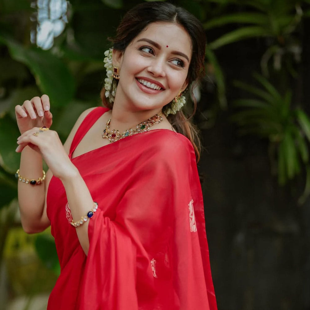 ఆమె అసలు పేరు గోపికా పాలట్ చిరక్కరవీట్టిల్. ఆమె 1994 డిసెంబర్ 21న కేరళలోని కాసరగోడ్‌లో జన్మించింది.ఆమె ఇంగ్లీష్ లిటరేచర్‌లో బి.ఎ (BA) పూర్తి చేసింది.  'మగముని' చిత్రంలోని నటనకు గానూ ఆమె టొరంటో తమిళ్ ఇంటర్నేషనల్ ఫిల్మ్ ఫెస్టివల్‌లో "ఉత్తమ సహాయ నటి" అవార్డును అందుకుంది. 