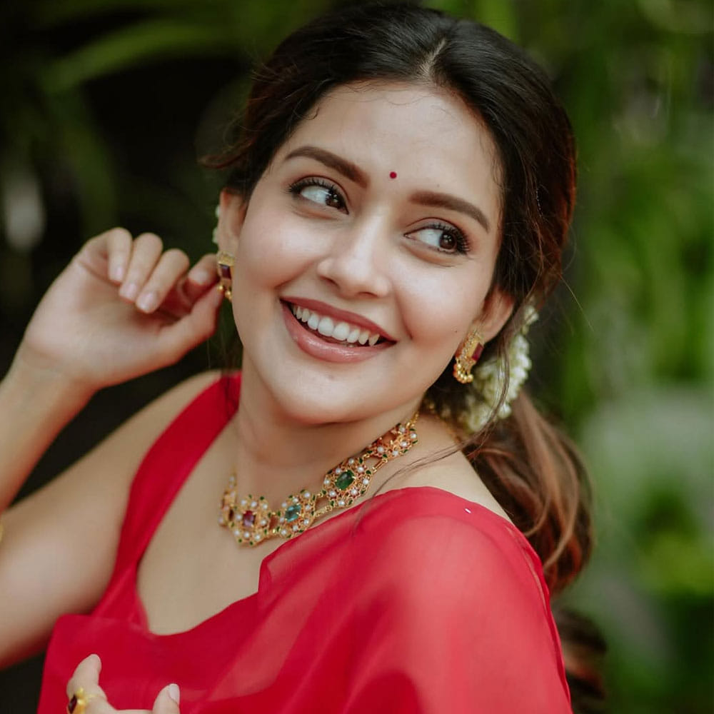 మలయాళీలు కూడా మొదట్లో ఆమెను తమిళనాడులో పుట్టి పెరిగిన కథానాయికగానే చూశారు. కానీ ఈ నటి అచ్చమైన మలయాళీ. ఆమెది కాసరగోడ్. ఆమె గాయనిగా, నర్తకిగా కూడా మంచి పేరు సంపాదించుకుంది.  ఈ నటి ఇప్పటికే తమిళ, మలయాళ భాషల్లో సుమారు 25 చిత్రాలలో నటించింది. ఆమె మరెవరో కాదు.. మహిమా నంబియార్. 