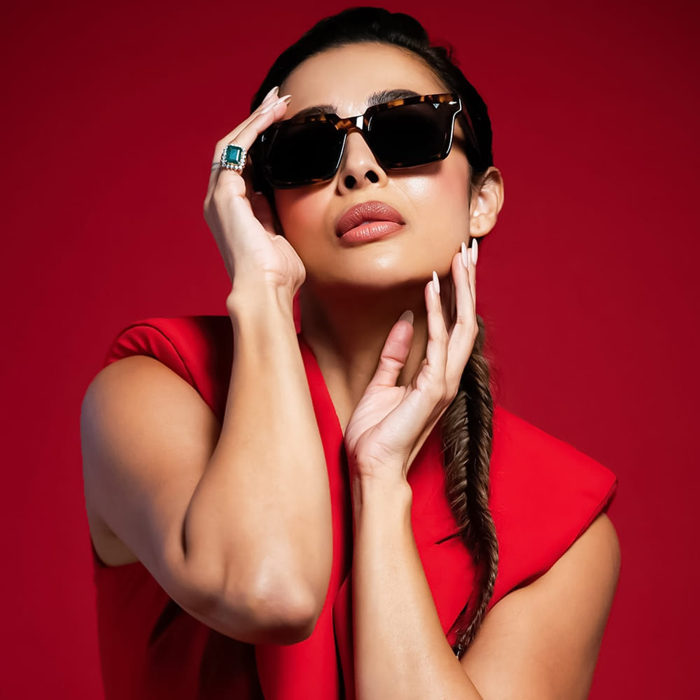 తనకన్నా చాలా చిన్నవాడైన అర్జున్ తో చాలా కాలం ప్రేమాయణం నడిపింది. ఇటీవలే ఈ ఇద్దరూ బ్రేకప్ చెప్పుకున్నారు. ప్రస్తుతం సింగిల్ గా ఉంటుంది మలైకా.. ఇక సోషల్ మీడియాలో అందాలు ఆరబోస్తూ ఓ రేంజ్ లో ఫోటోలు షేర్ చేస్తుంది 52 ఏళ్ల ఈ హాట్ బ్యూటీ.