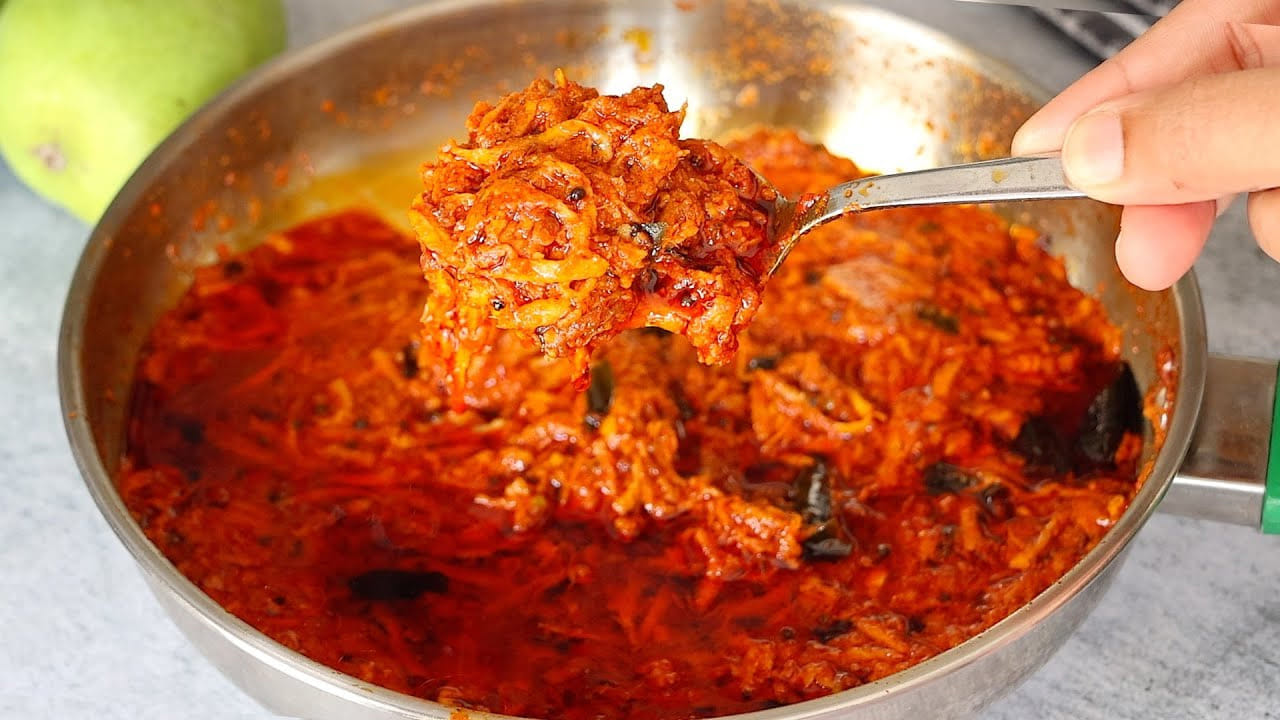 ముందుగా పచ్చి మామిడికాయను తీసుకుని తురుము లాగా చేసుకోవాలి. ఆ తర్వాత దీనిలో ఒక టేబుల్ స్పూన్ కారం, కొద్దిగా పసుపు, మెంతి పొడి వేసి మిక్స్ అయ్యేలా బాగా కలుపుకోవాలి. ఆ తర్వాత దీనిని 20 నిమిషాల పాటు పక్కన పెట్టుకోవాలి. 