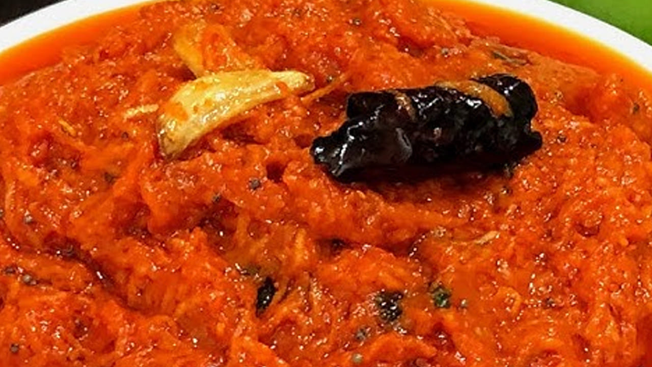 ఆ తర్వాత తాలింపు పెట్టుకోవాలి. ఇంకా స్టవ్ మీద నువ్వుల నూనెను పెట్టి వేడి చేయాలి. నూనె వేడయ్యాక ఆవాలు వేసుకోవాలి. 
అవి వేగుతున్నప్పుడు దానిలో వెల్లుల్లి రెబ్బలు వేసి వేయించండి.  కొద్దీ సేపటి తర్వాత కొద్దిగా అల్లం, కరివేపాకు వేసి కలుపుకోవాలి.