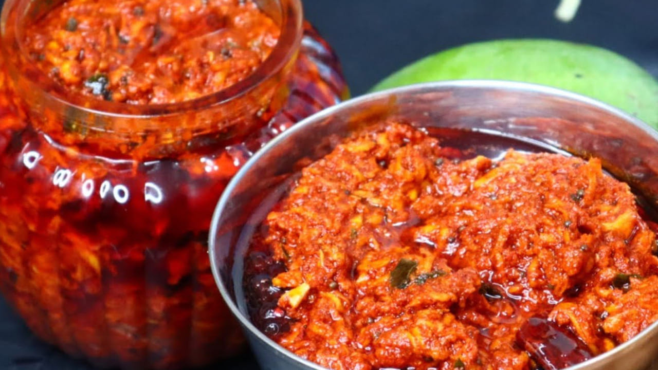 ఈ పోపు చల్లారిన తరువాత దానిలో ఉప్పు వేసి,  మామిడి తురుమును కూడా వేసి బాగా మిక్స్ అయ్యేలా కలుపుకోవాలి. అంతే, ఆంధ్రా స్టైల్ మామిడికాయ తురుము పచ్చడి రెడీ. దీనిని వేడి వేడి అన్నంలో తింటే టేస్ట్ అదిరిపోతోంది. 
