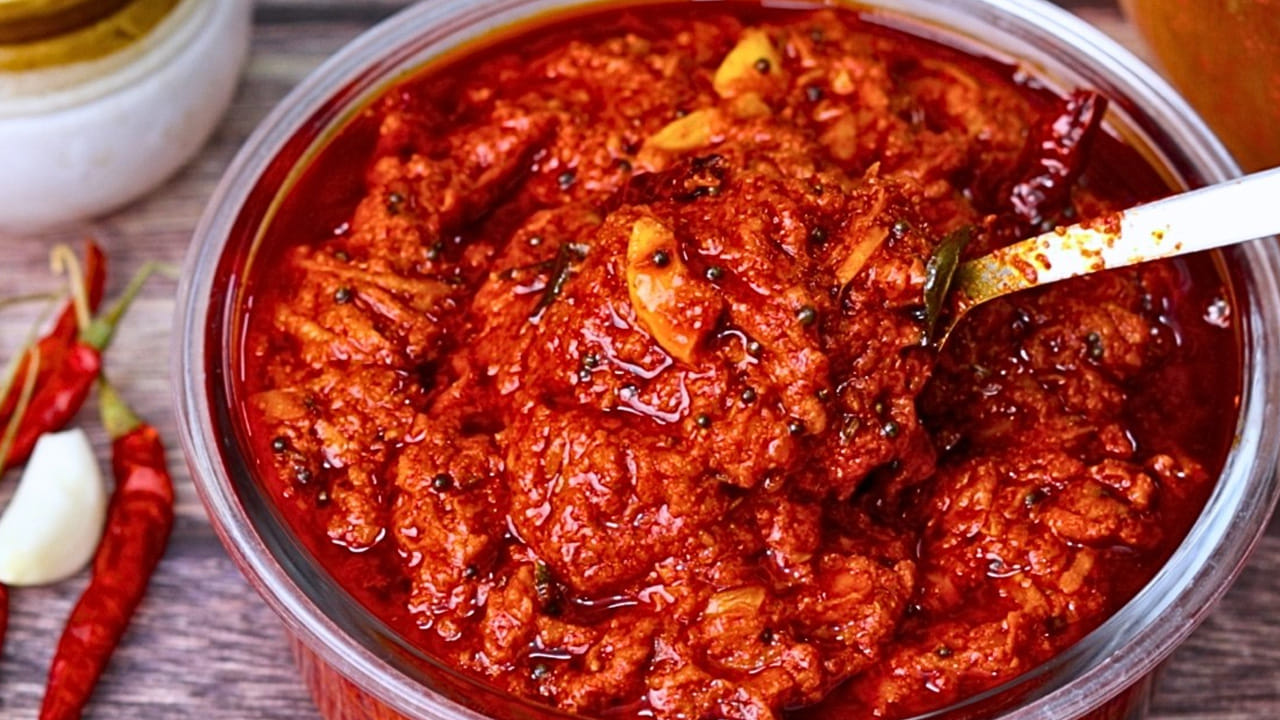 కావాల్సిన పదార్దాలు: ఒక కప్పు పచ్చి మామిడికాయ తురుము, మూడు టేబుల్ స్పూన్స్  కారం, ఒక టేబుల్ స్పూన్ మెంతులు, ఒక టేబుల్ స్పూన్ నువ్వుల నూనె,  అర టీ స్పూన్ ఆవాలు, 5 వెల్లుల్లి రెబ్బలు,  కొద్దిగా అల్లం, ఒక కప్పు కరివేపాకు లు,  రుచికి సరిపడా ఉప్పును తీసుకోవాలి. 