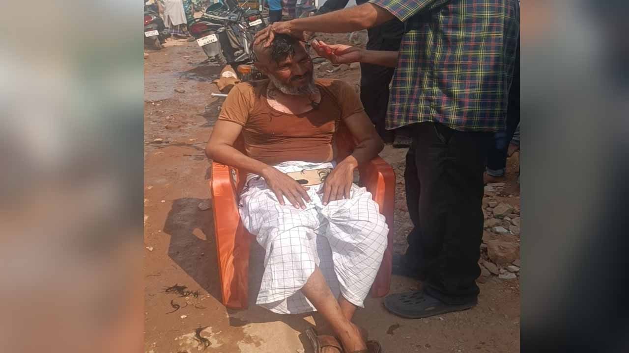 కాలనీలో రోడ్డు కోసం సామాన్యుడి వినూత్న నిర్ణయం.. నోరెళ్లబెట్టిన జనం!