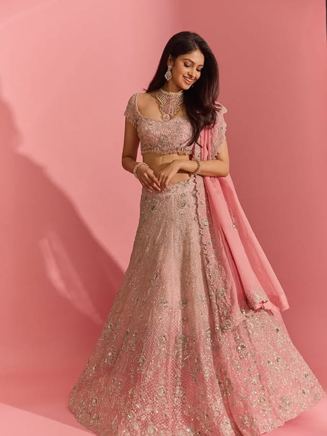 ఎక్కడ చూసినా ఈ అమ్మడు పేరే.. అబ్బో అందంతో మాయ చేస్తోందే..