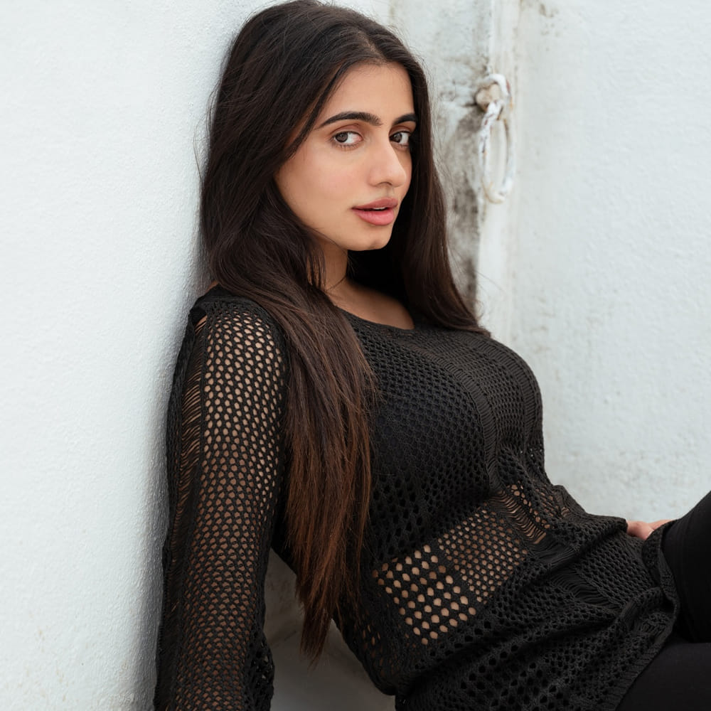 ఇక ఇప్పుడు మరో బ్యూటీ పేరు గట్టిగా వినిపిస్తుంది. ఆమె ఎవరో కాదు ఇటీవలే హిట్ అందుకున్న మానస వారణాసి. రీసెంట్ గా ఈ అమ్మడు కపుల్ ఫ్రెండ్లి సినిమాతో మంచి విజయాన్ని అందుకుంది. ఇక ఇప్పుడు ఈ క్రేజీ బ్యూటీ పెద్ది సినిమాలో స్పెషల్ సాంగ్ చేయనుందని తెలుస్తుంది.