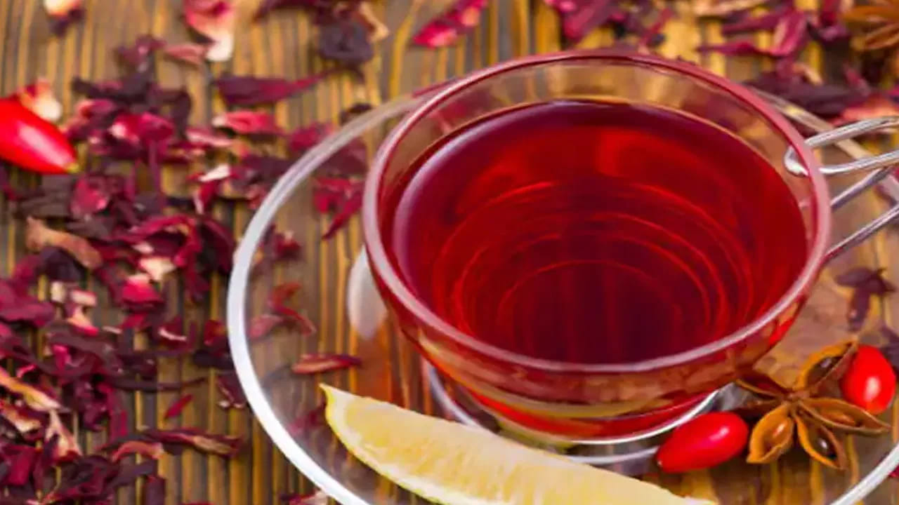 
రక్తపోటు నియంత్రణకు సహాయపడుతుంది.. 

మందార టీని నియమితంగా తీసుకోవడం వల్ల అధిక రక్తపోటు తగ్గించడంలో సహాయపడుతుంది. ఇందులోని సహజ సమ్మేళనాలు రక్తనాళాలను సడలించి రక్తప్రవాహాన్ని సమతుల్యం చేస్తాయి. రోజుకు 2–3 కప్పుల వరకు మితంగా తీసుకోవడం సాధారణంగా సురక్షితం. అయితే ఇప్పటికే మందులు వాడుతున్నవారు లేదా ఆరోగ్య సమస్యలు ఉన్నవారు వైద్యుల సలహా తీసుకోవడం మంచిది.
