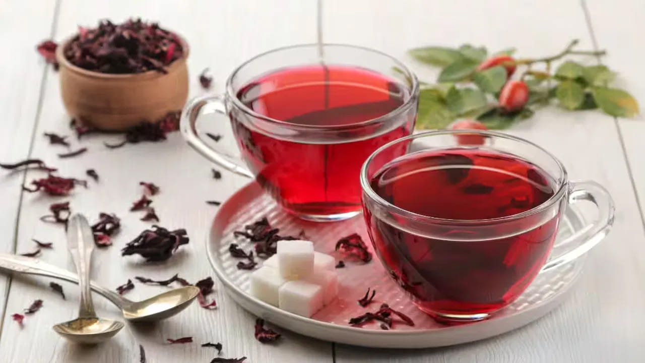 
చర్మ ఆరోగ్యాన్ని మెరుగుపరుస్తుంది.. 

మందార టీ చర్మానికి సహజ కాంతిని ఇస్తుంది. ఇందులోని విటమిన్ C, యాంటీఆక్సిడెంట్లు కొల్లాజెన్ ఉత్పత్తిని పెంచి, ముడతలను తగ్గించడంలో సహాయపడతాయి. ఫలితంగా చర్మం ఆరోగ్యంగా, యవ్వనంగా కనిపిస్తుంది.
