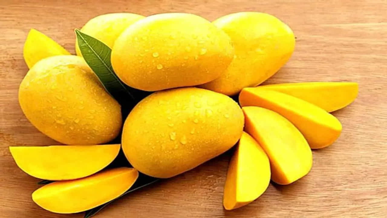 చౌసా మామిడి పండ్లు, పండ్లలో రాజు, కానీ ఈ మామిడి పండుచ, మామిడి పండ్లలో రాజు. ఇవి మంచి రుచి, సువాసనతో ఉంటాయి. వీటిని ఎక్కువగా ఉత్తర భారత దేశంలో, ఉత్తర్ ప్రదేశ్, బీహార్, హర్యానా, హిమా చల్ ప్రదేశ్లో పండిస్తారు. ఇవి చాలా జ్యూసీగా తియ్యగా ఉంటాయి. చాలా మంది ఇష్టపడే మామిడి పండ్లలో ఇవి కూడా ఒక రకం.