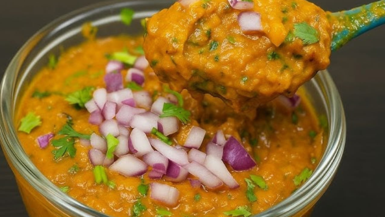 మామిడికాయ-టమోటో పచ్చడి ఎలా తయారు చేయాలంటే?
ముందుగా ఇలా సిద్ధం చేసుకోవాలి పచ్చి మామిడికాయలను తీసుకుని బాగా తురిమి పెట్టుకోవాలి. ఆ తర్వాత మూడు టమోటాలను తీసుకుని బాగా కడిగి పెట్టుకోవాలి.